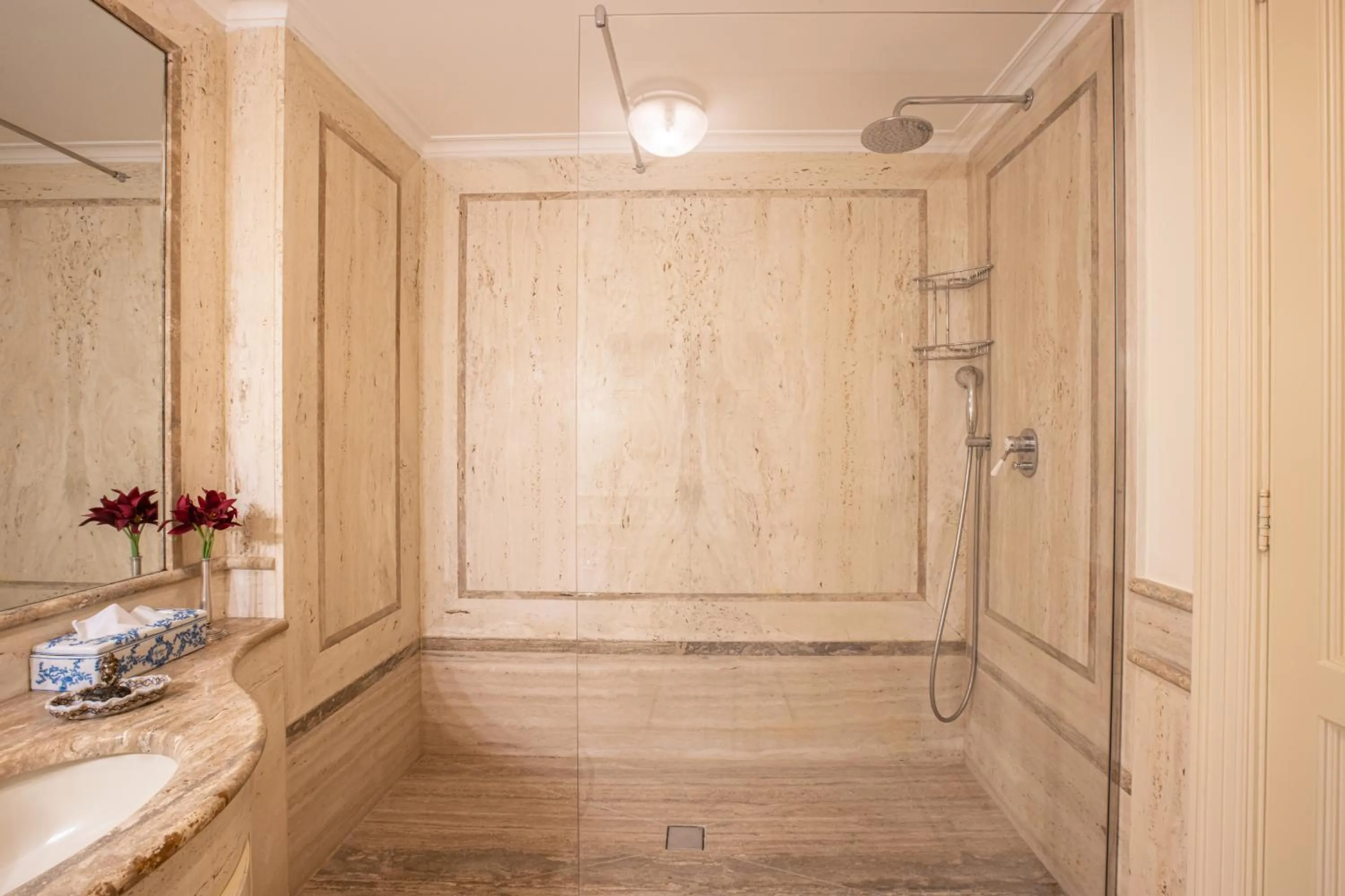 Shower in Palazzo Marziale