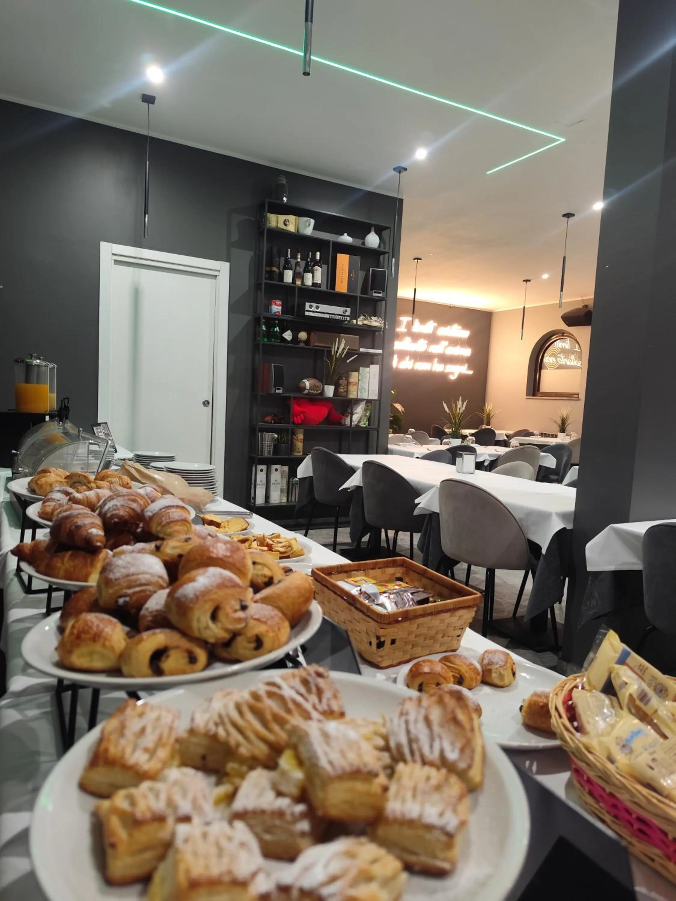 Buffet breakfast in Central