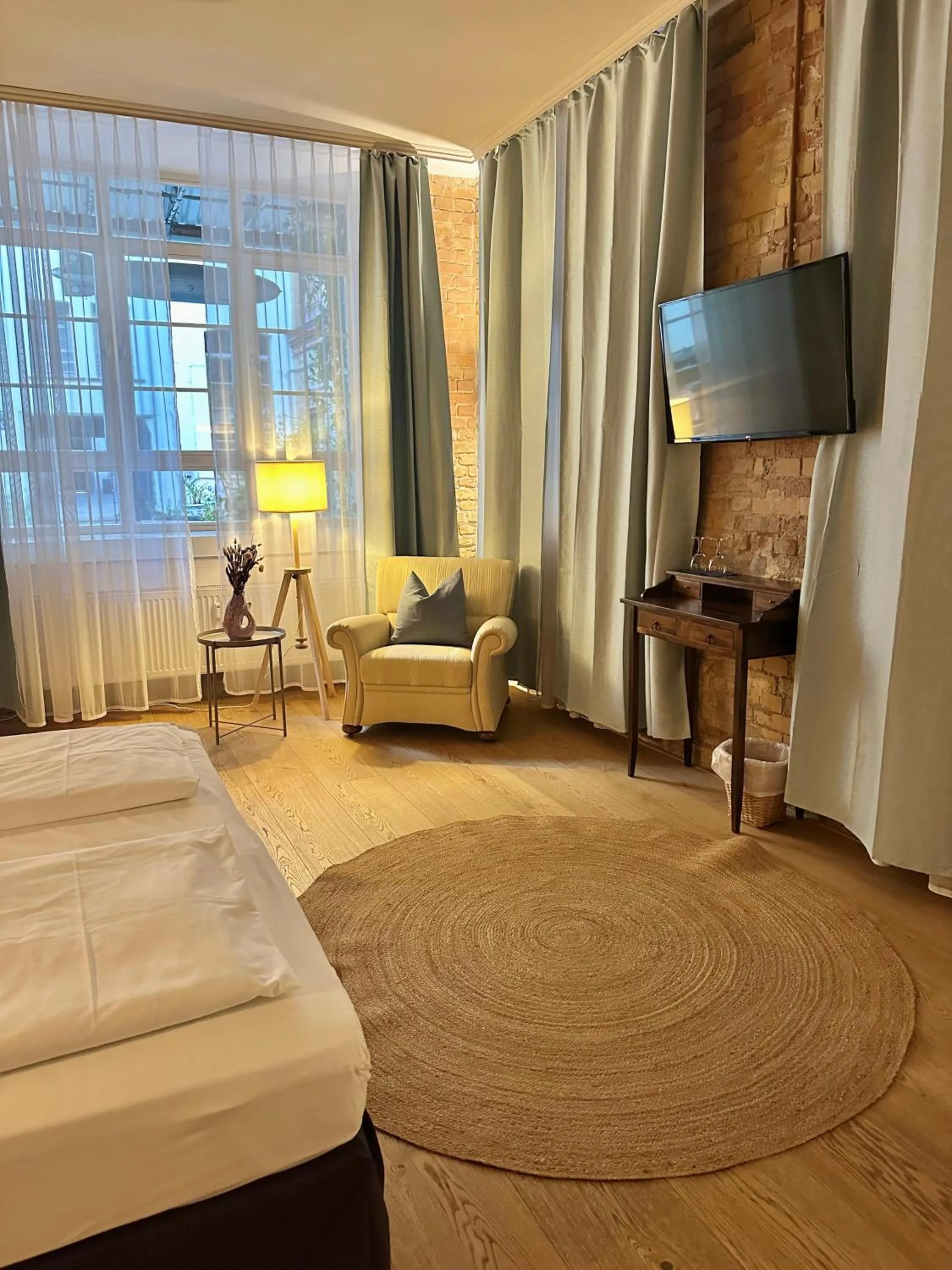 Photo of the whole room, Bed in cinderella.kreuzberg