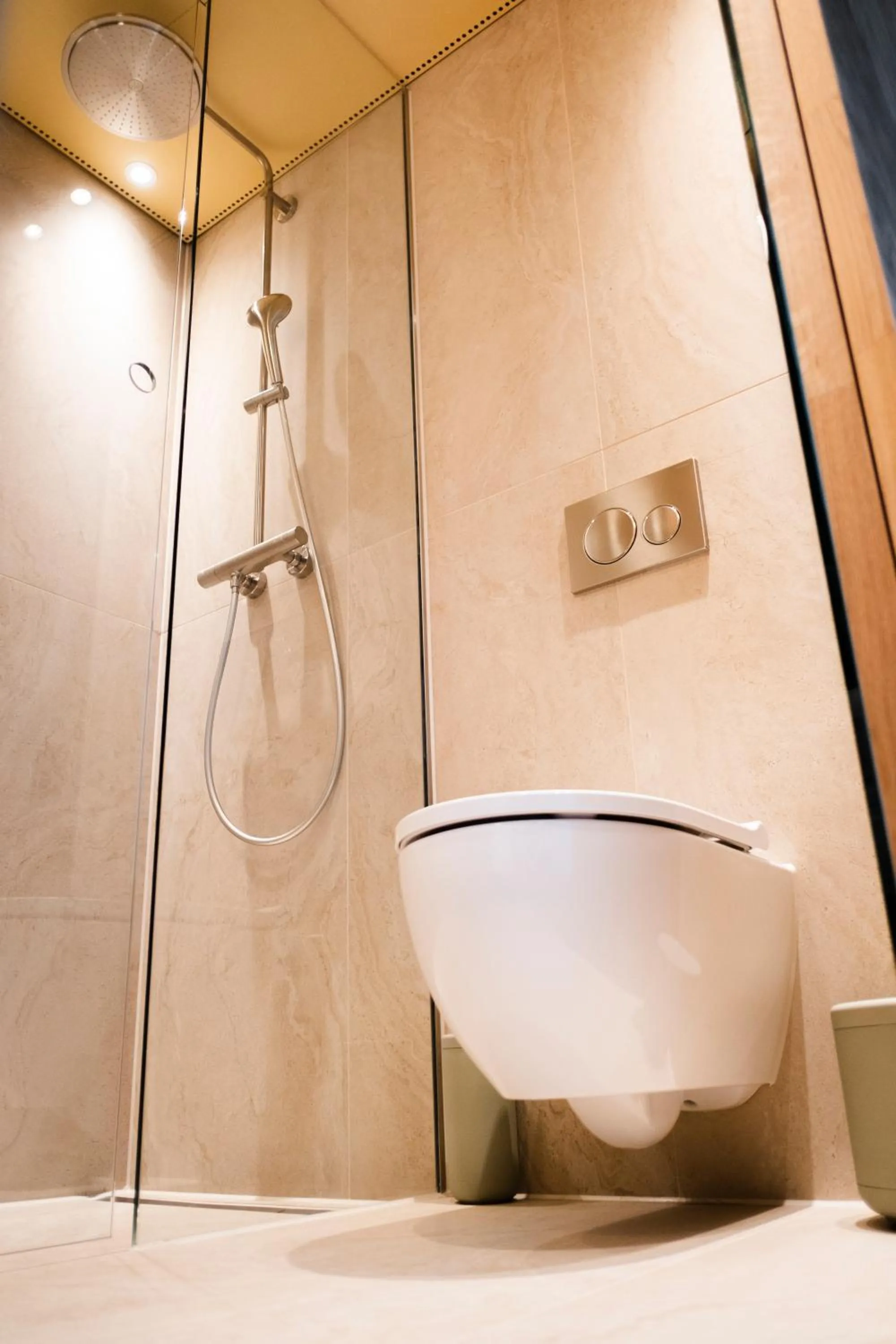 Shower in Das Kaya Hotel Stuttgart Airport Messe