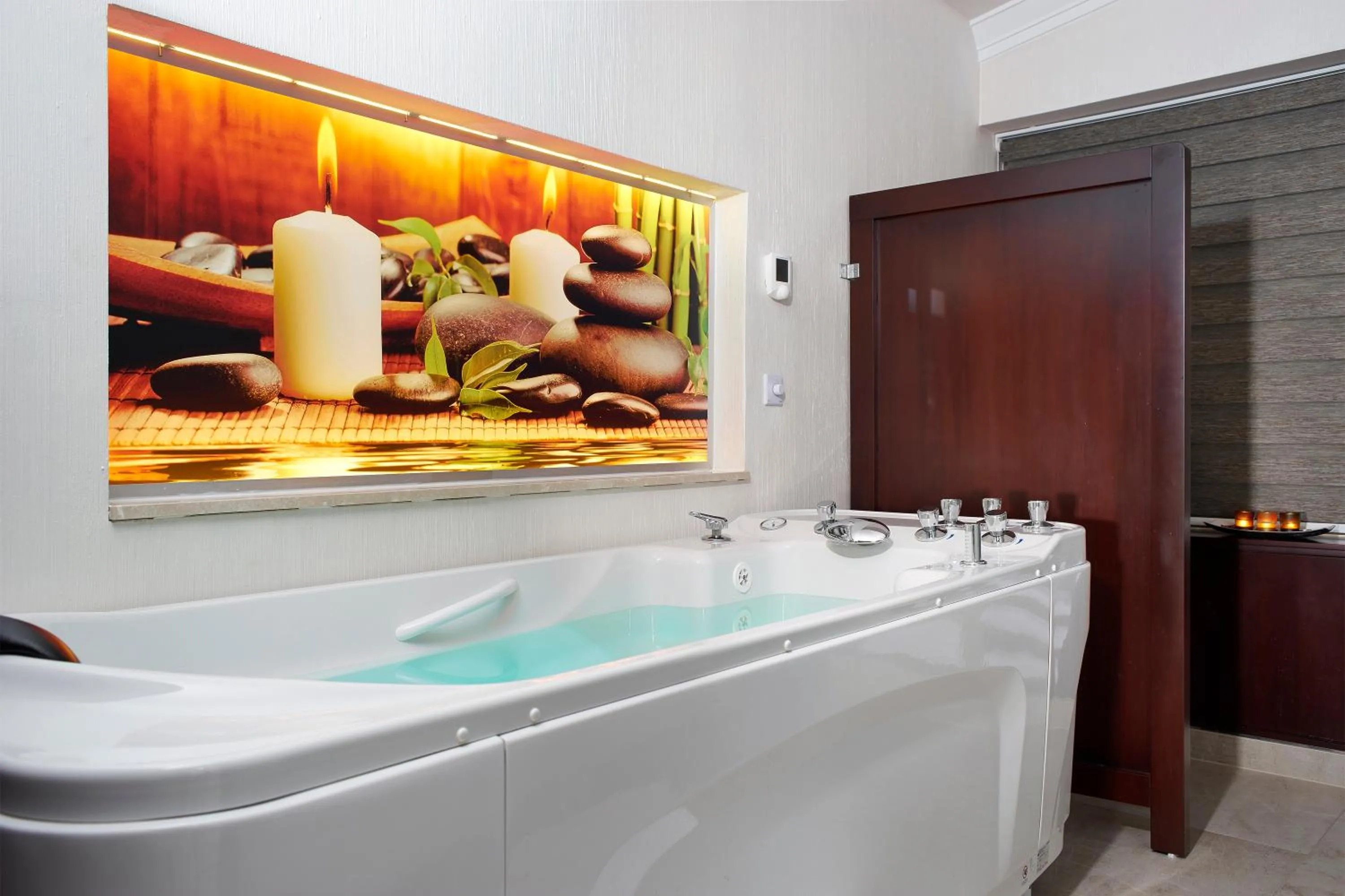 Shower in EA Hotel Atlantic Palace