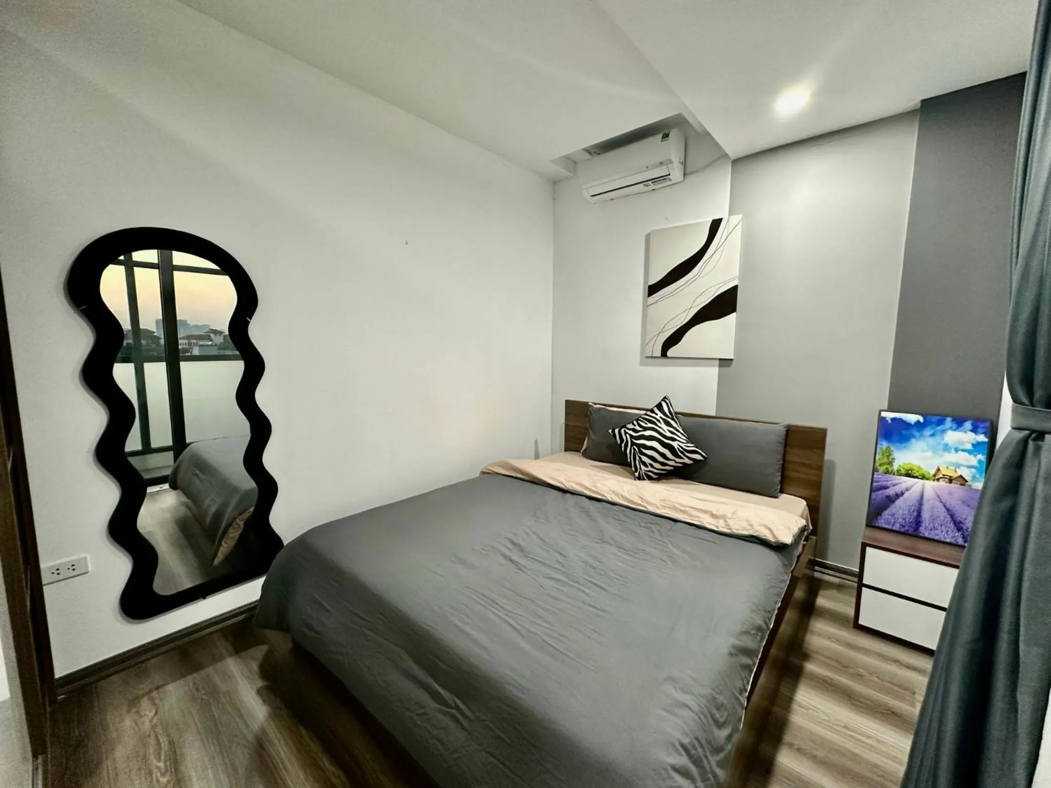 Photo of the whole room, Bed in Luxe Paradise Residence 76 To Ngoc Van