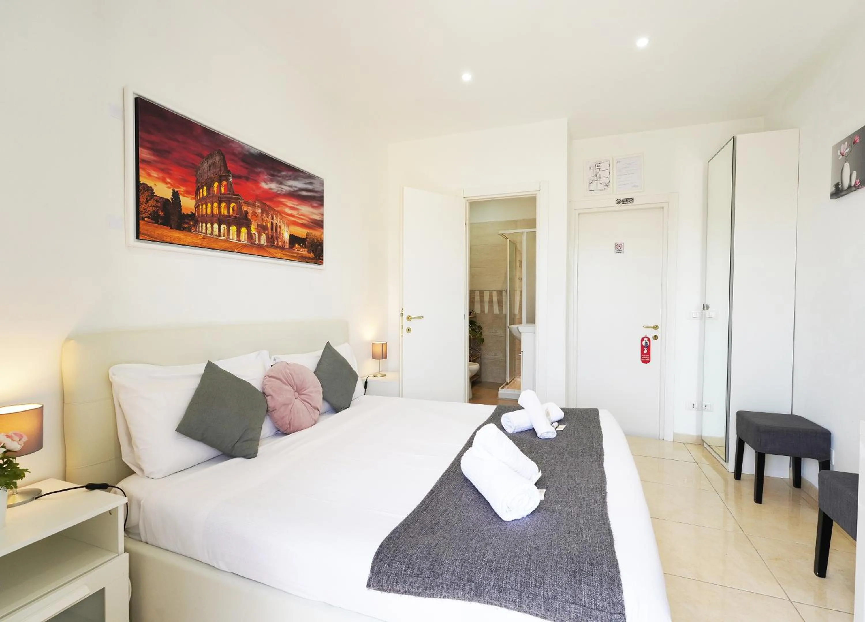 Bedroom, Bed in Key Rome Center