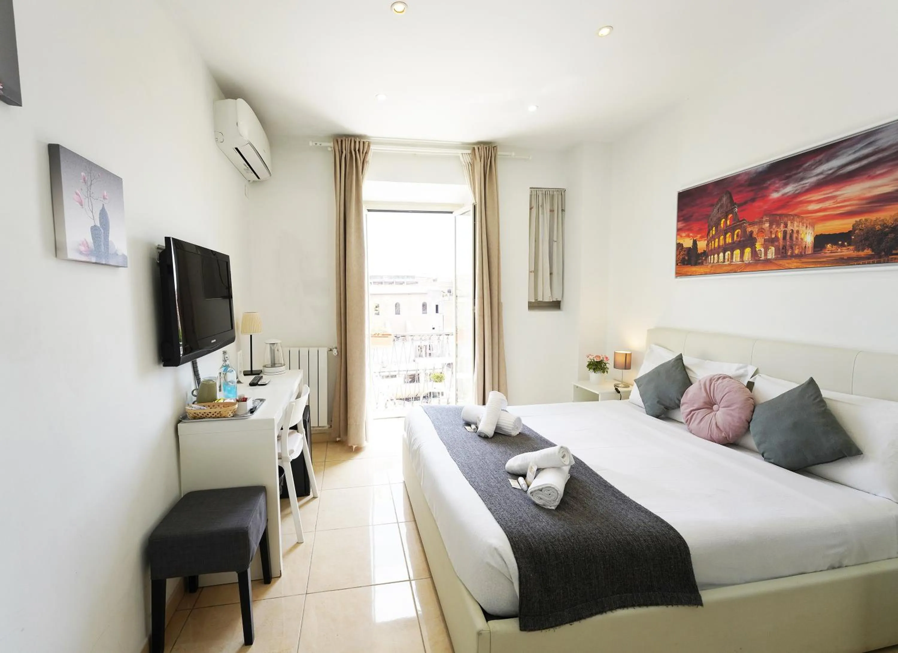 Bedroom, Bed in Key Rome Center