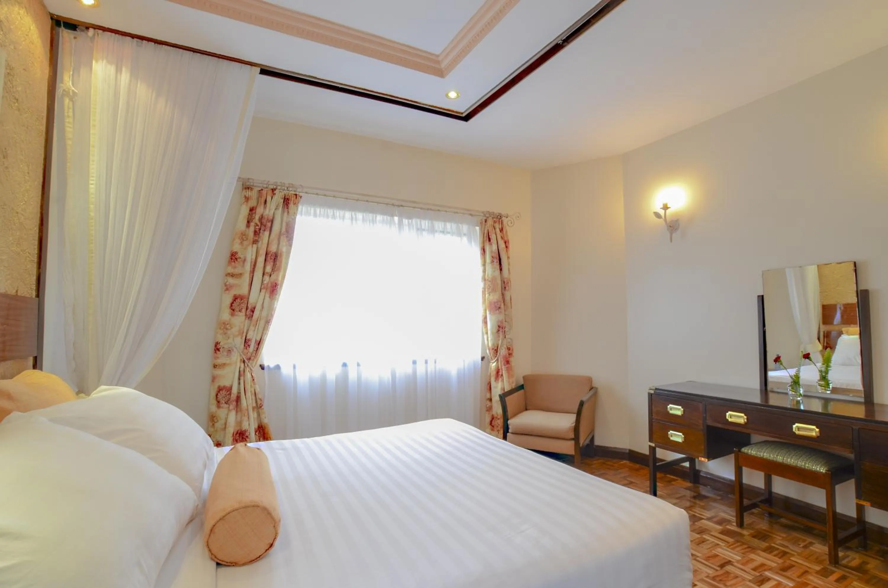 Bedroom, Bed in Mimosa Court Apartments