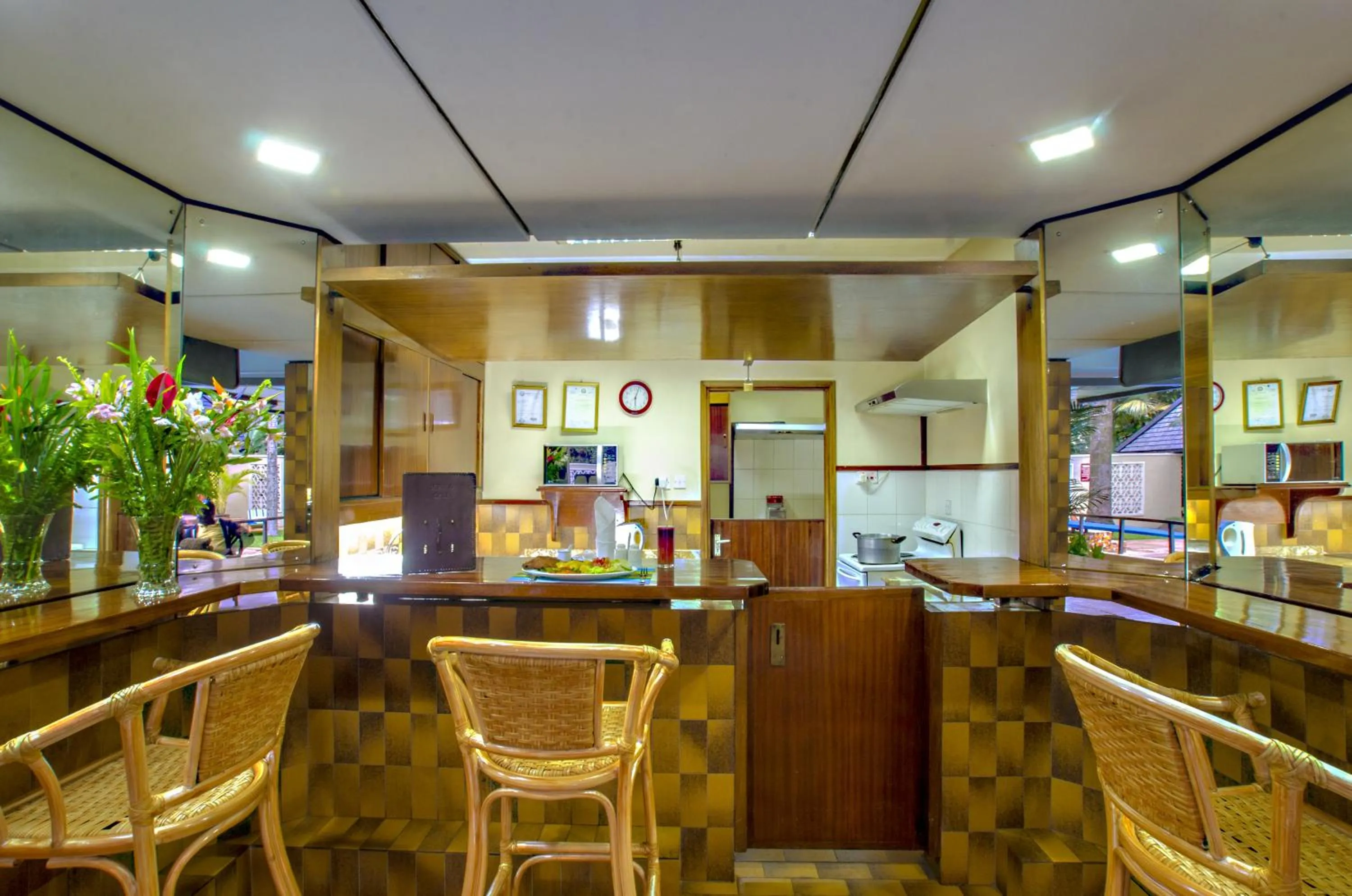 Restaurant/places to eat in Mimosa Court Apartments