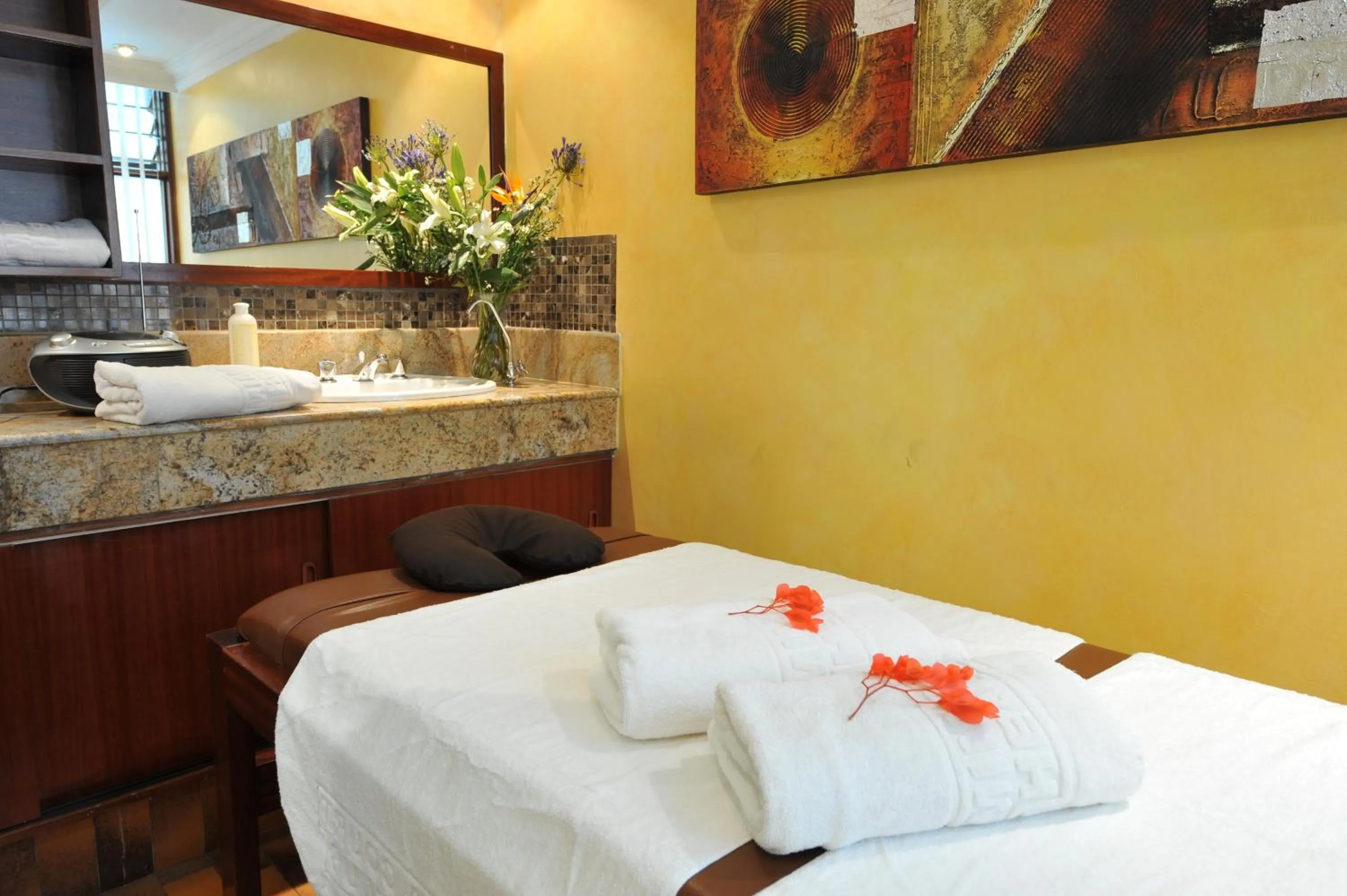 Massage, Bed in Mimosa Court Apartments