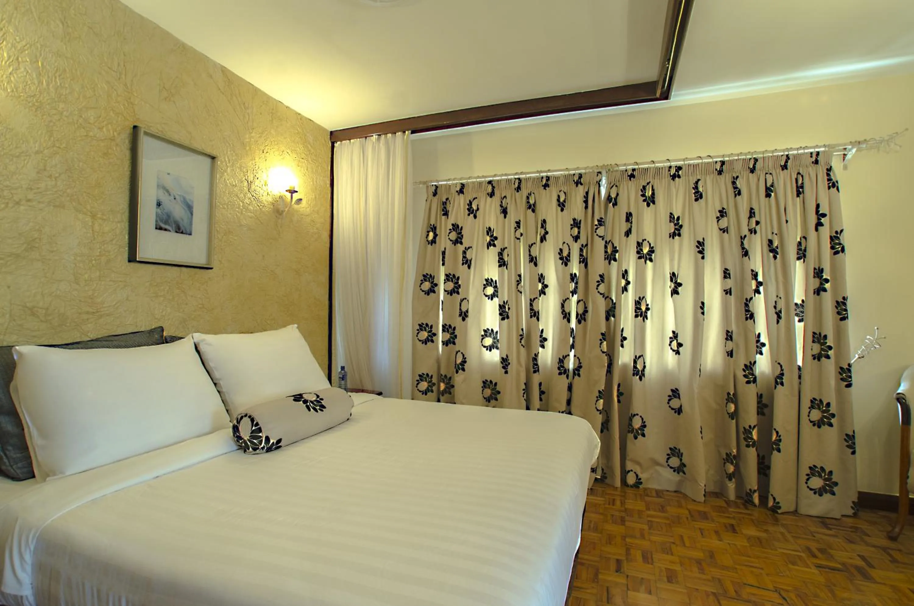 Bedroom, Bed in Mimosa Court Apartments