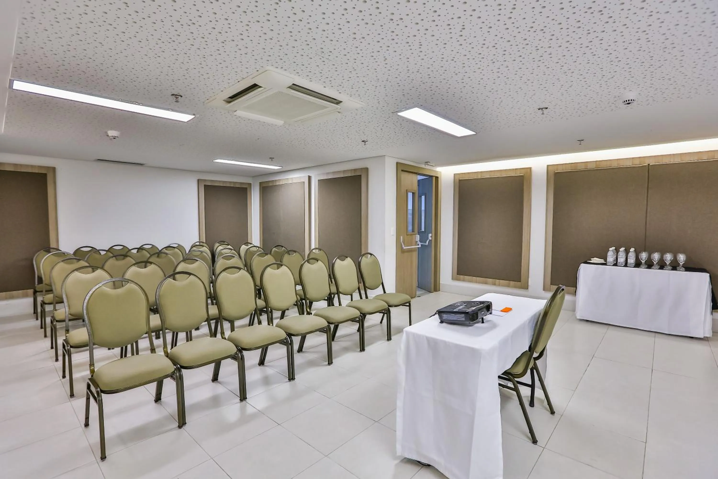 Meeting/conference room in Mega Moda Goiania Hotel