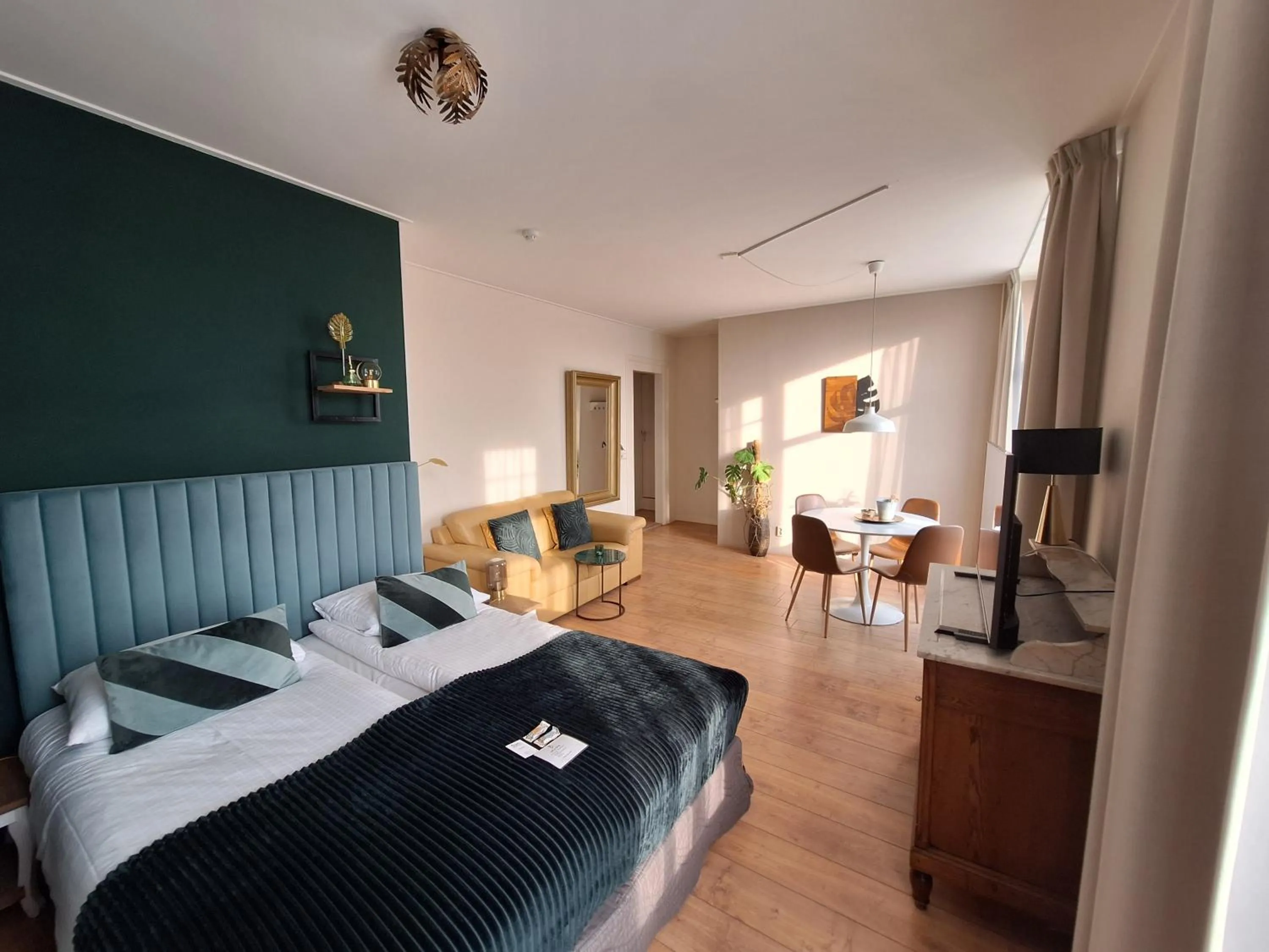 Seating area, Bed in Prins Appartementen