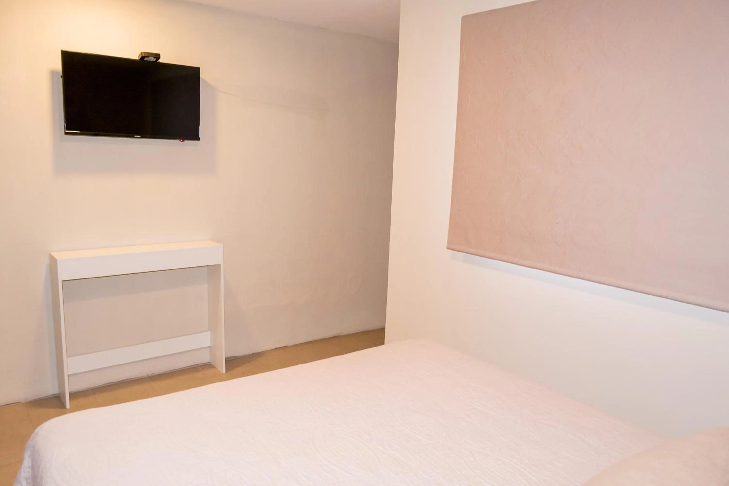 Communal lounge/ TV room, Bed in Casa Aurora