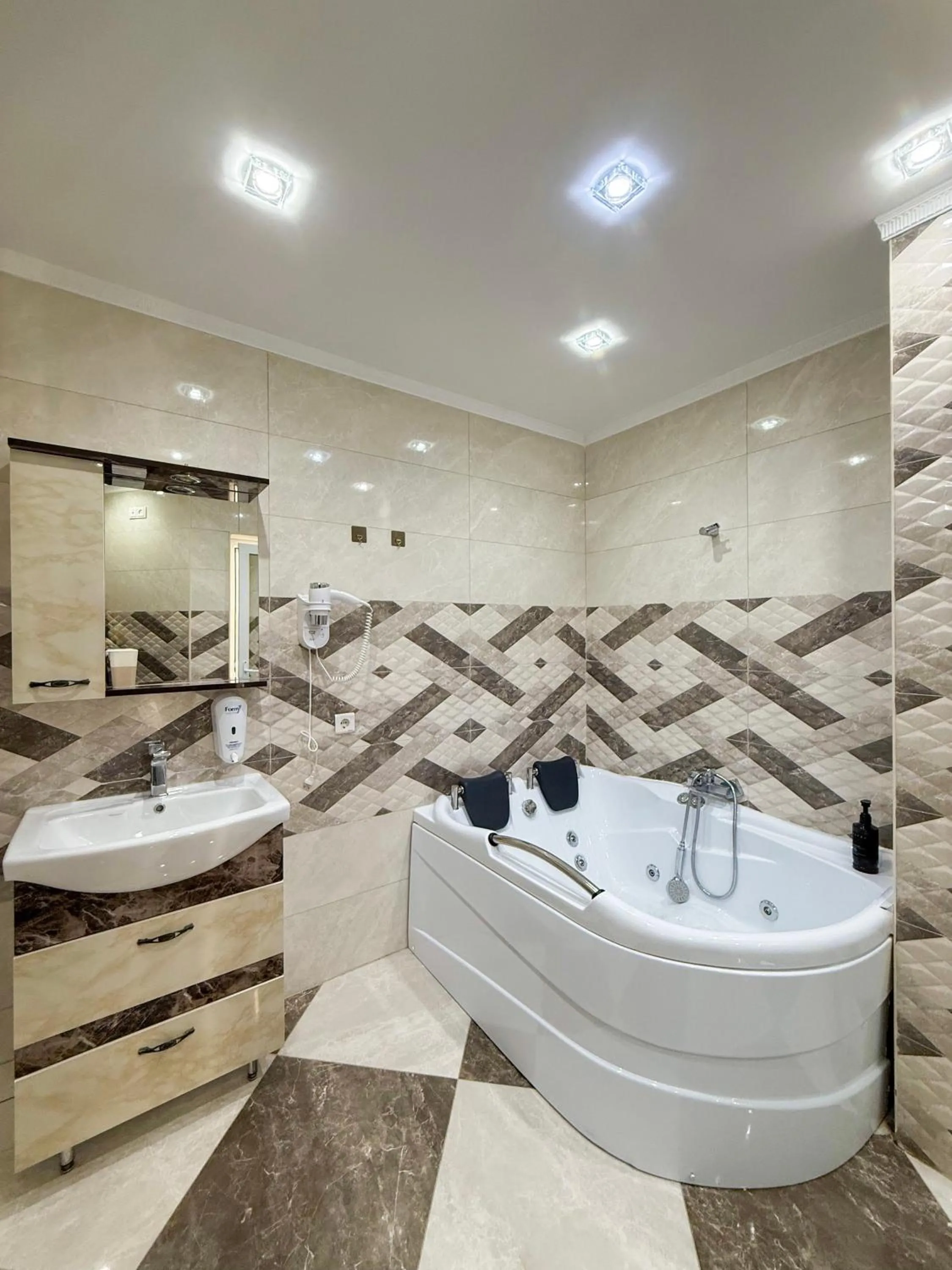 Hot Tub in Hotel Kalyan & Spa