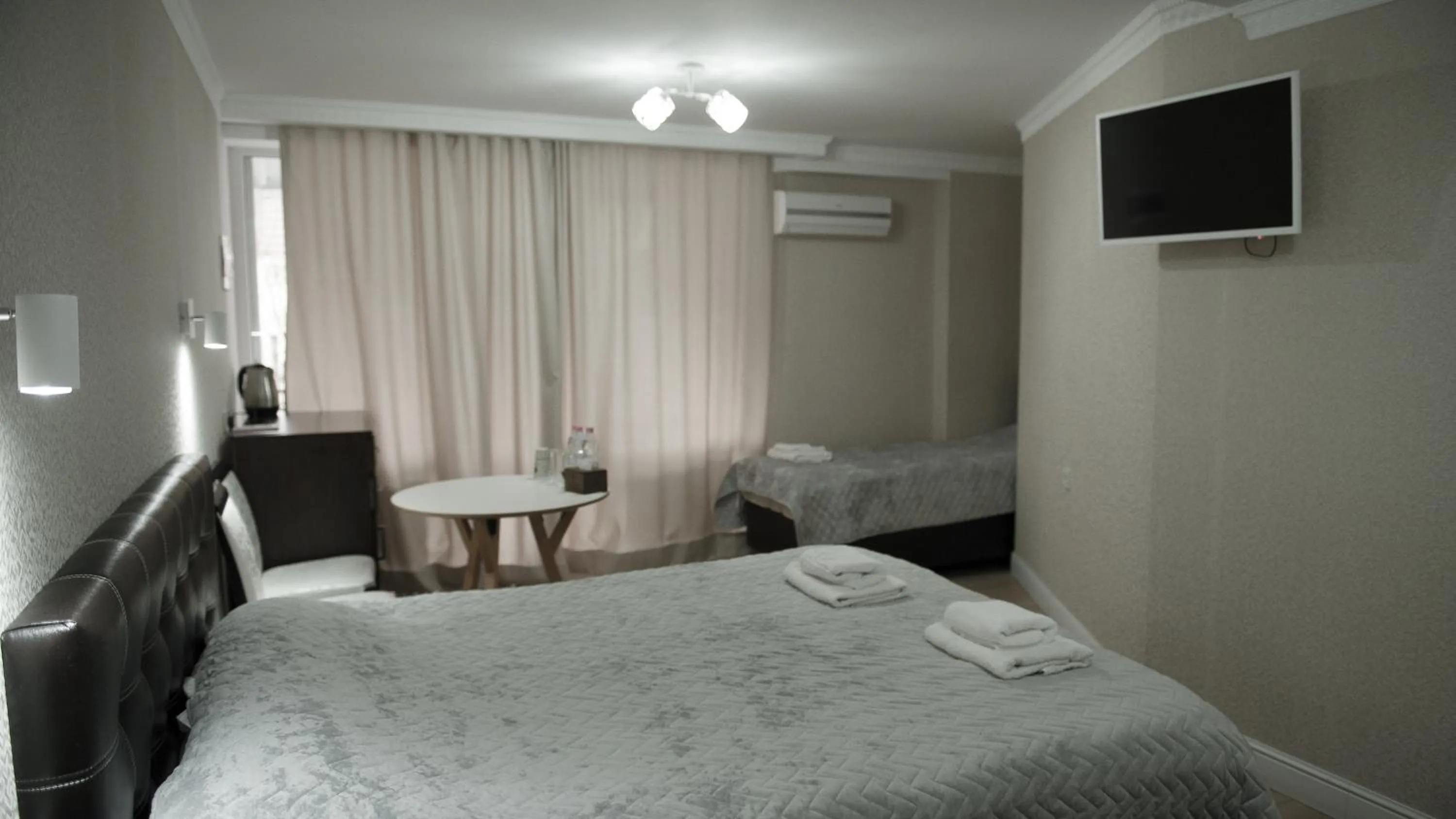 Comfort Triple Room with Shower in Hotel Kalyan & Spa
