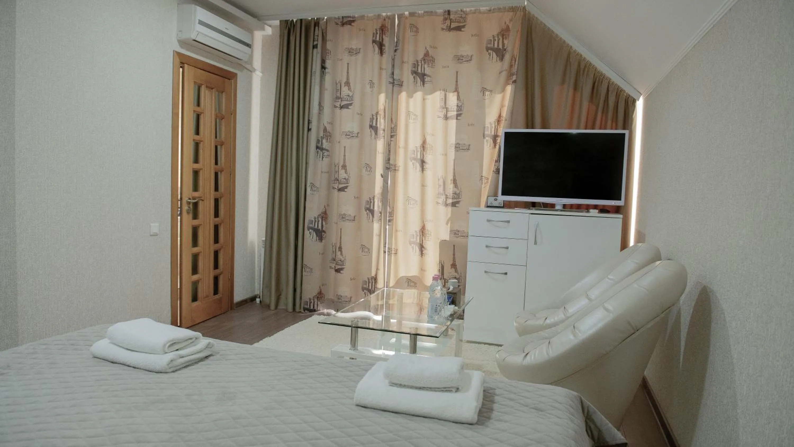 TV and multimedia, Bed in Hotel Kalyan & Spa