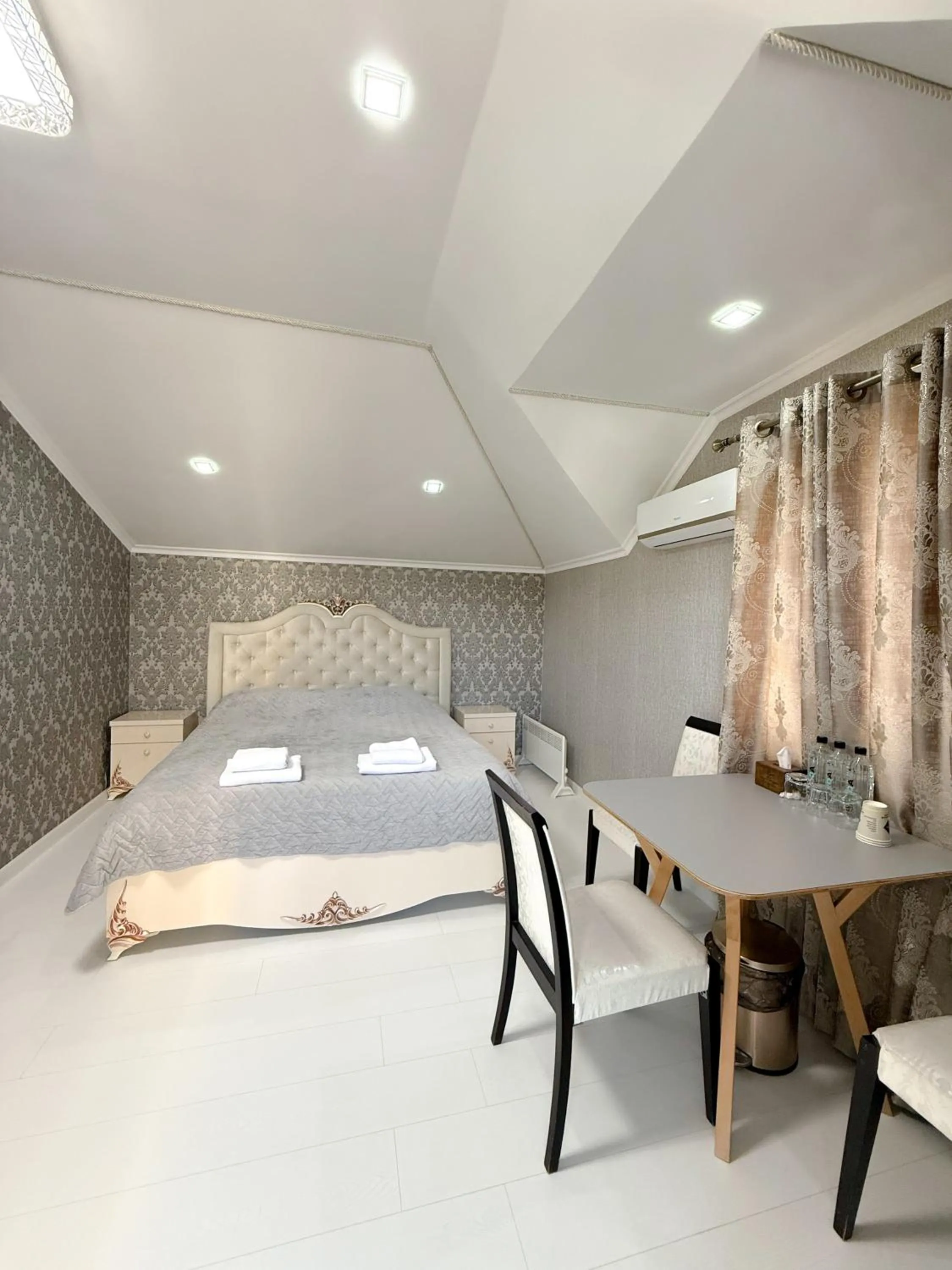 Bed in Hotel Kalyan & Spa