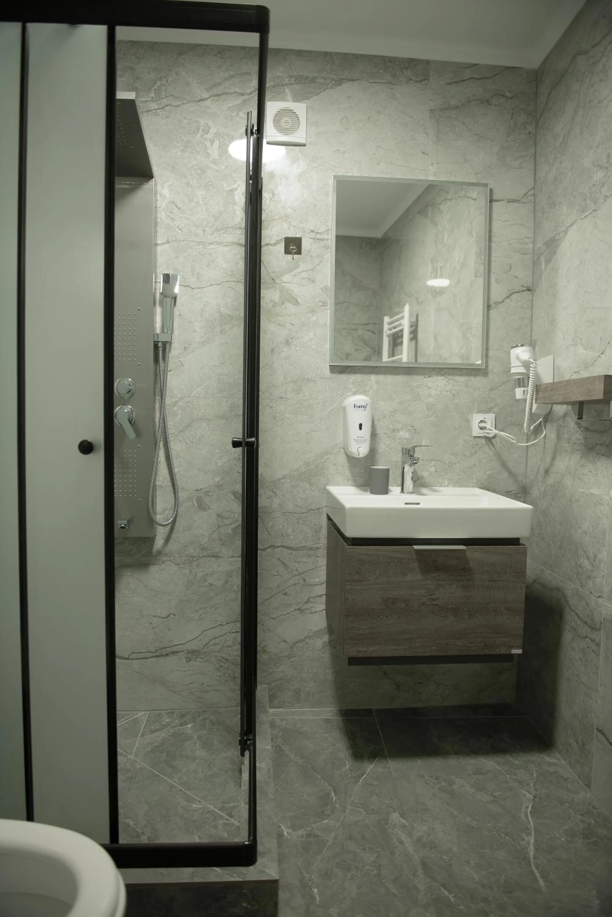 Shower in Hotel Kalyan & Spa