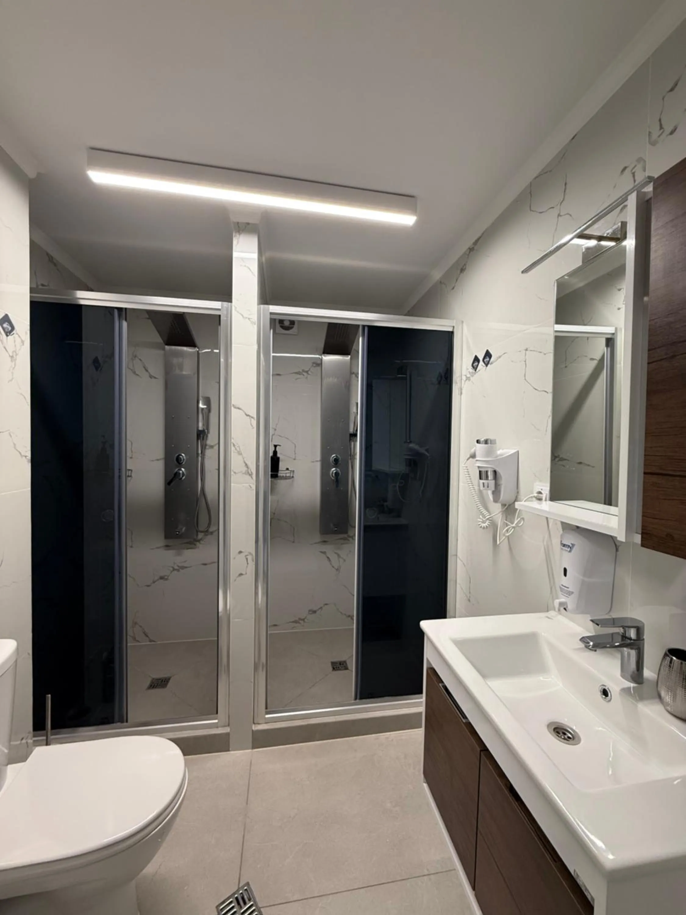 Shower in Hotel Kalyan & Spa