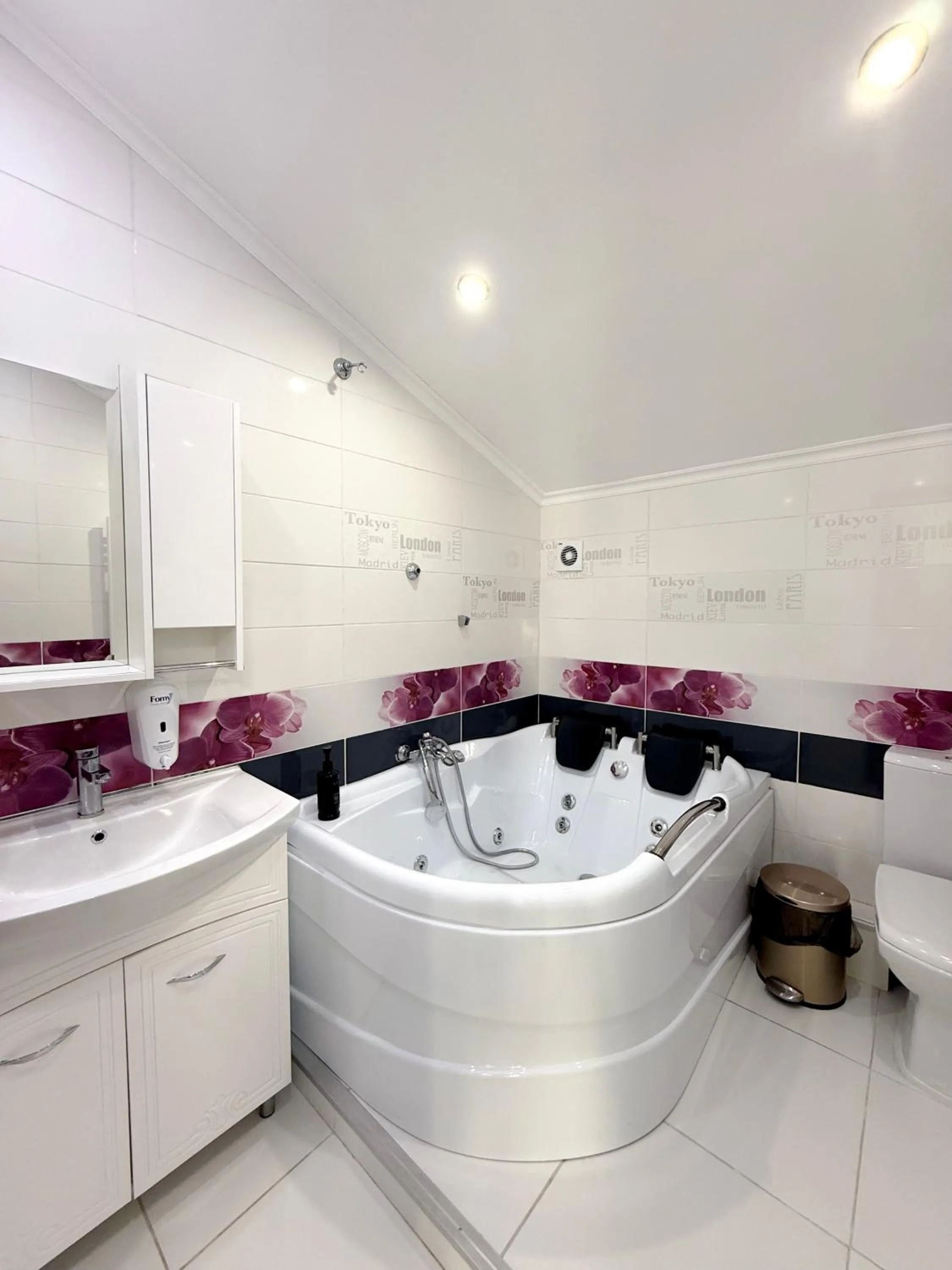 Hot Tub in Hotel Kalyan & Spa