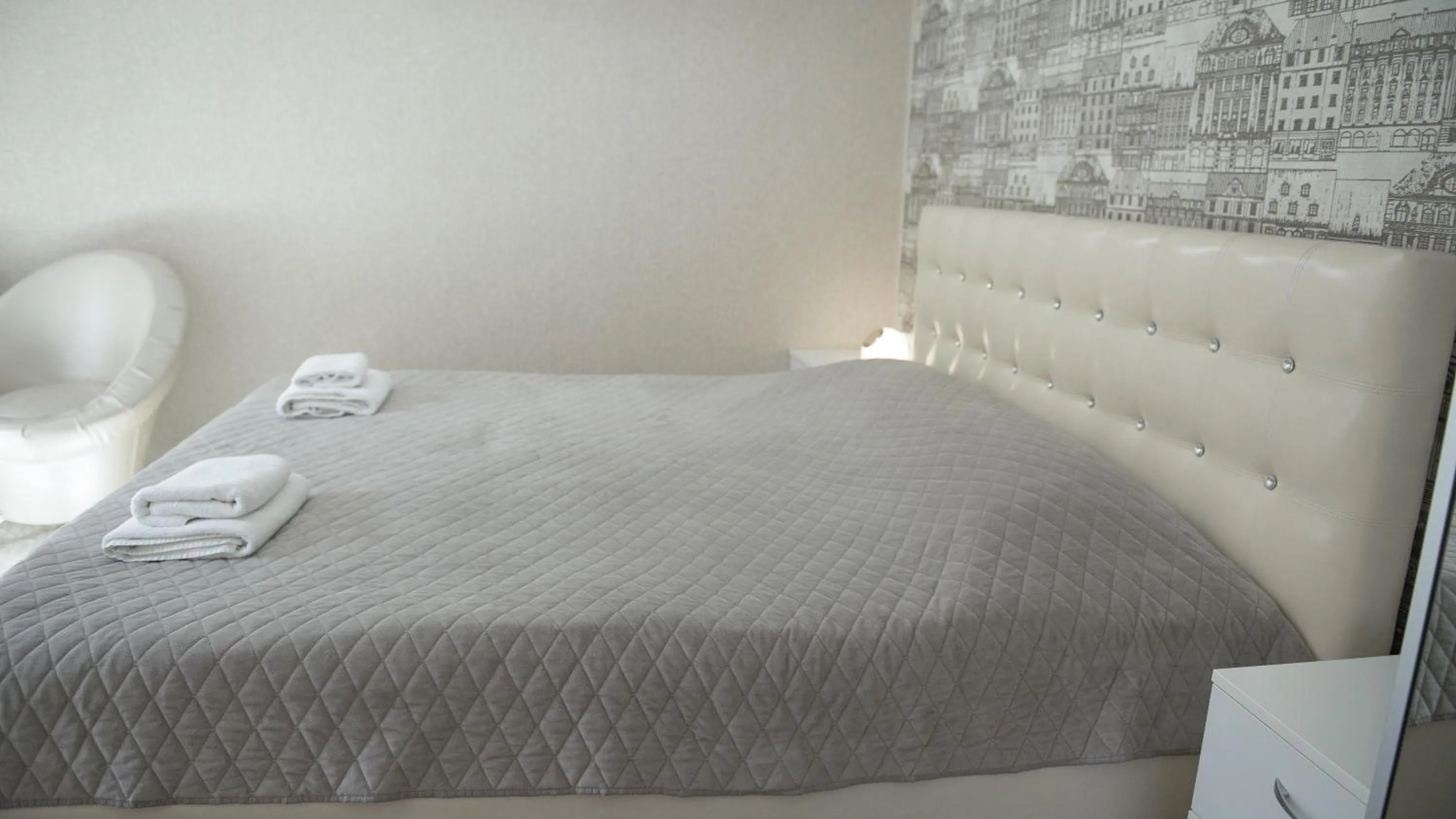 Bed in Hotel Kalyan & Spa