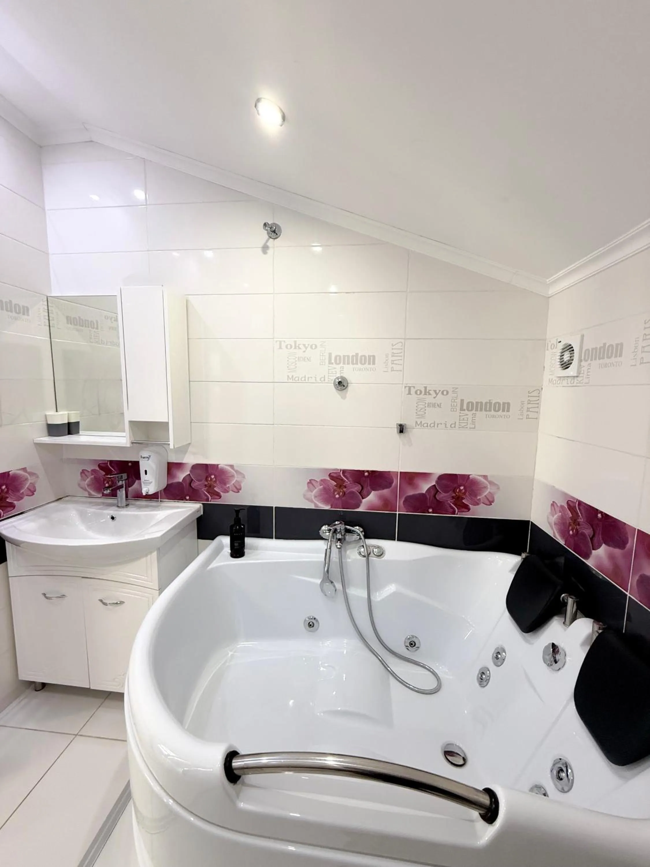 Hot Tub in Hotel Kalyan & Spa