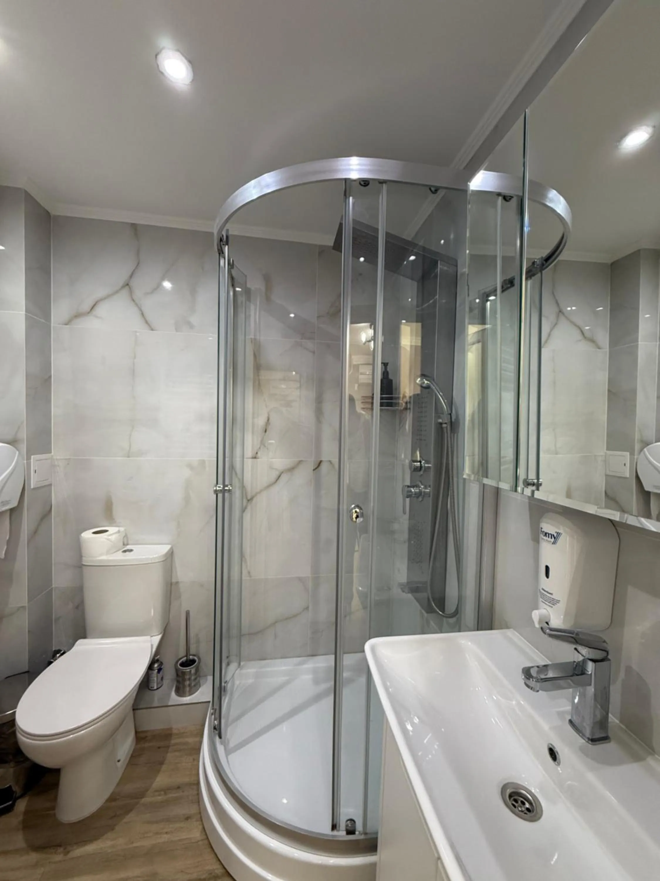 Shower in Hotel Kalyan & Spa