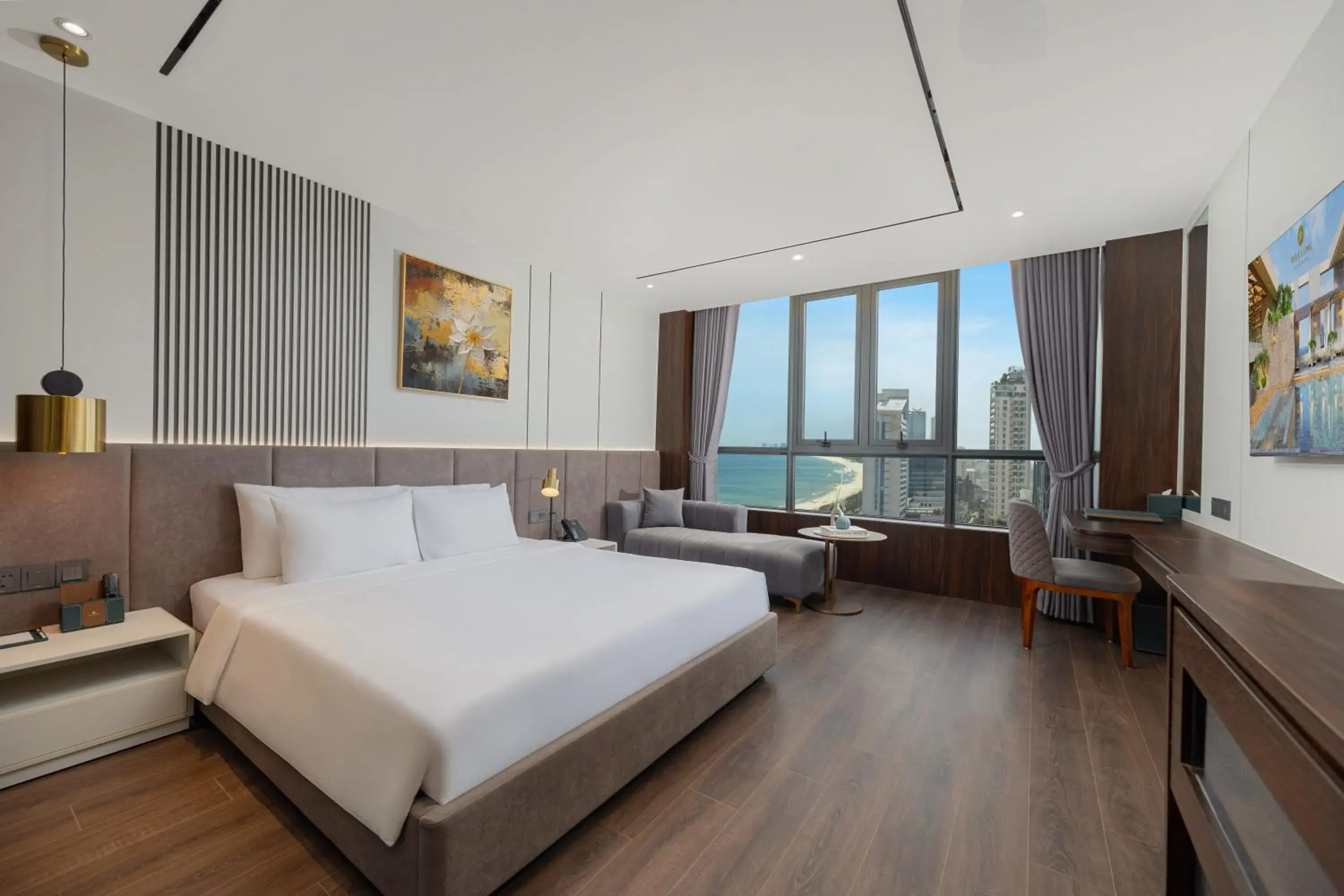 Deluxe Double Room with Partial Sea View in PHUC LONG LUXURY Danang Deluxe Double Room with Partial Sea View in PHUC LONG LUXURY Danang