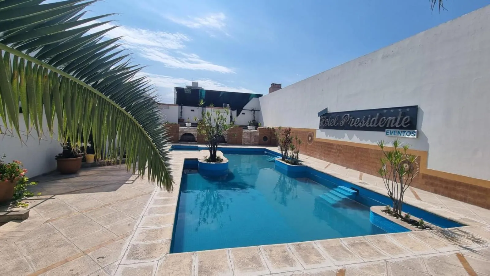 Swimming pool in Hotel Presidente