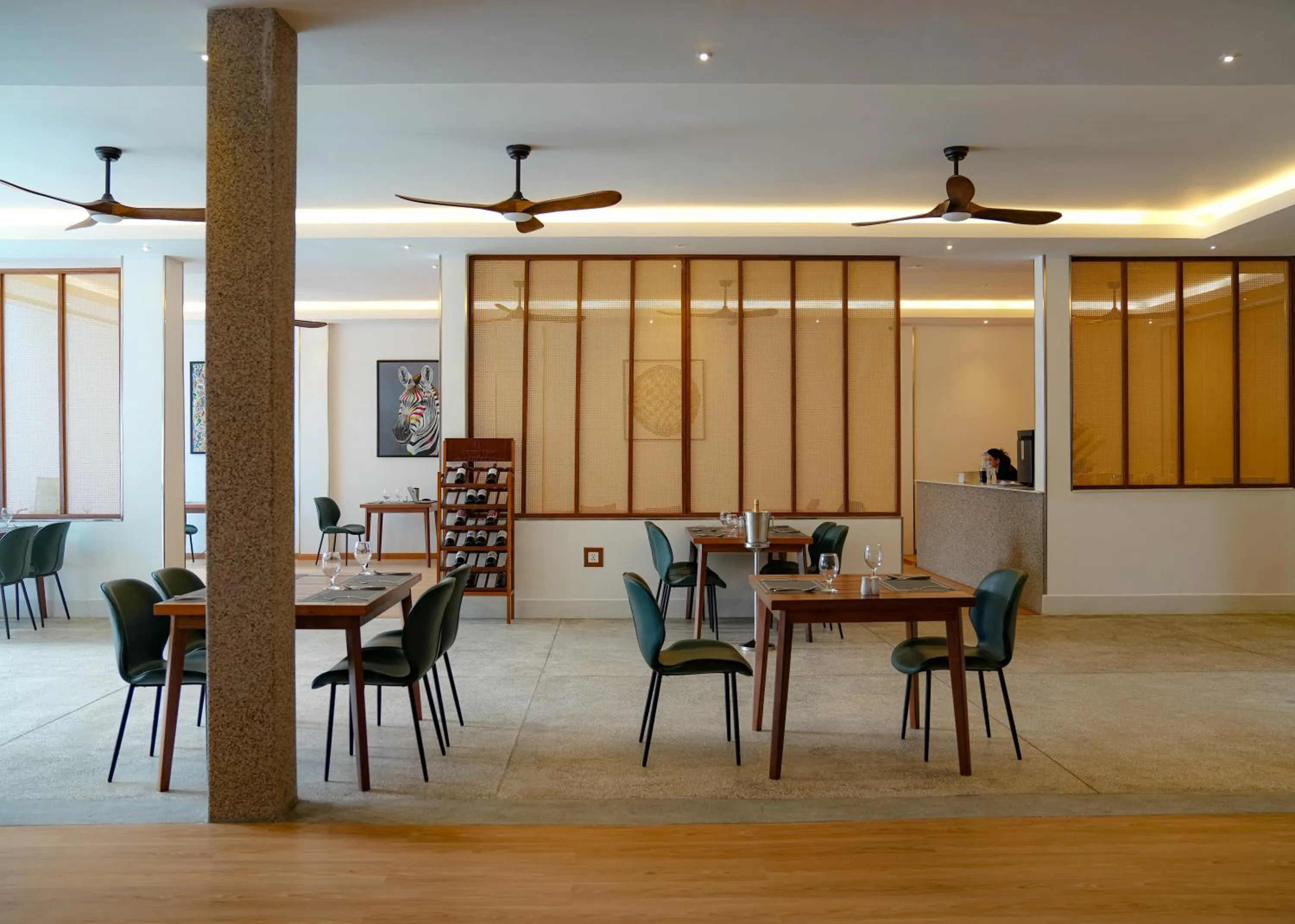 Restaurant/places to eat in Smile Boutique Hotel by EHM