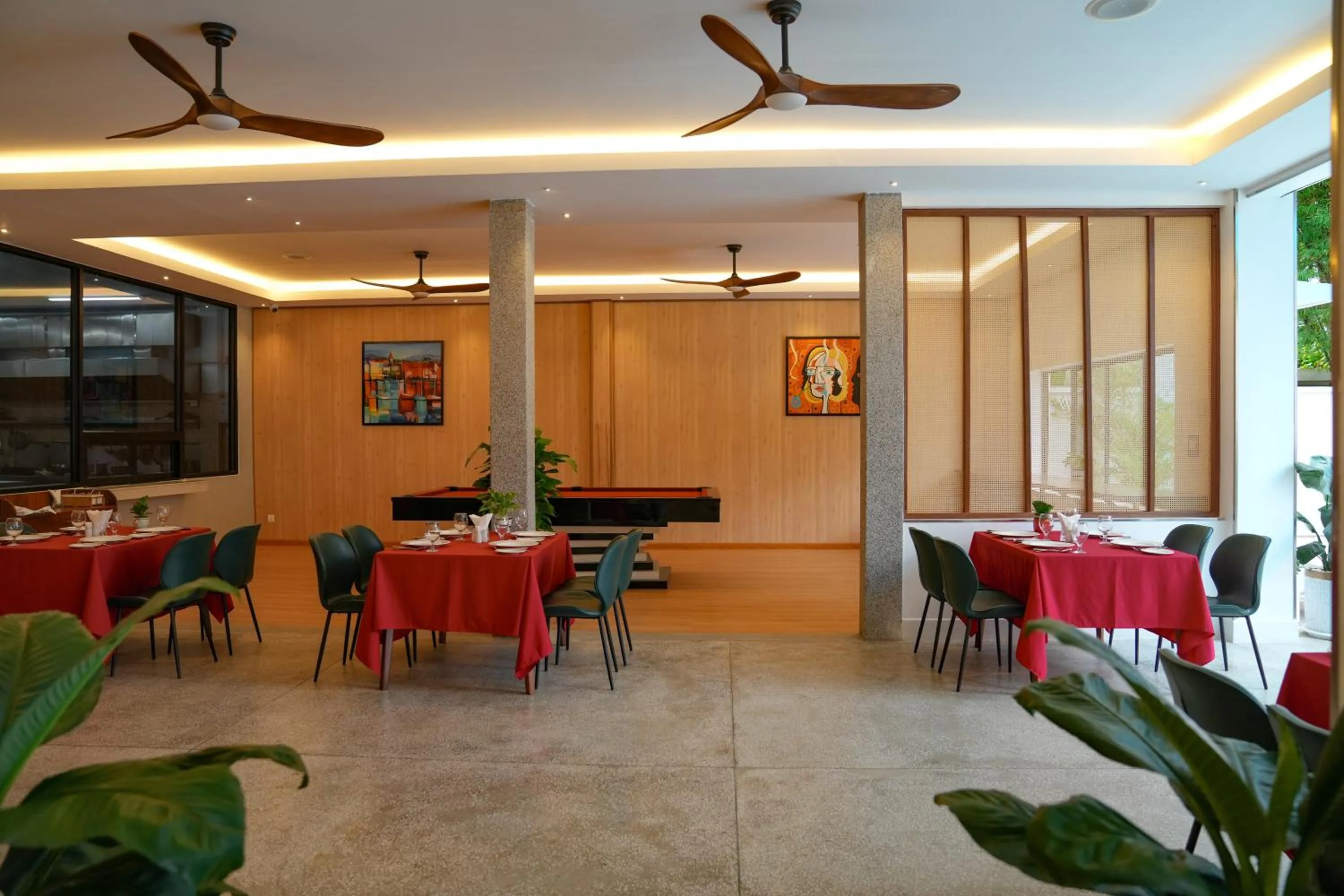 Restaurant/places to eat in Smile Boutique Hotel by EHM