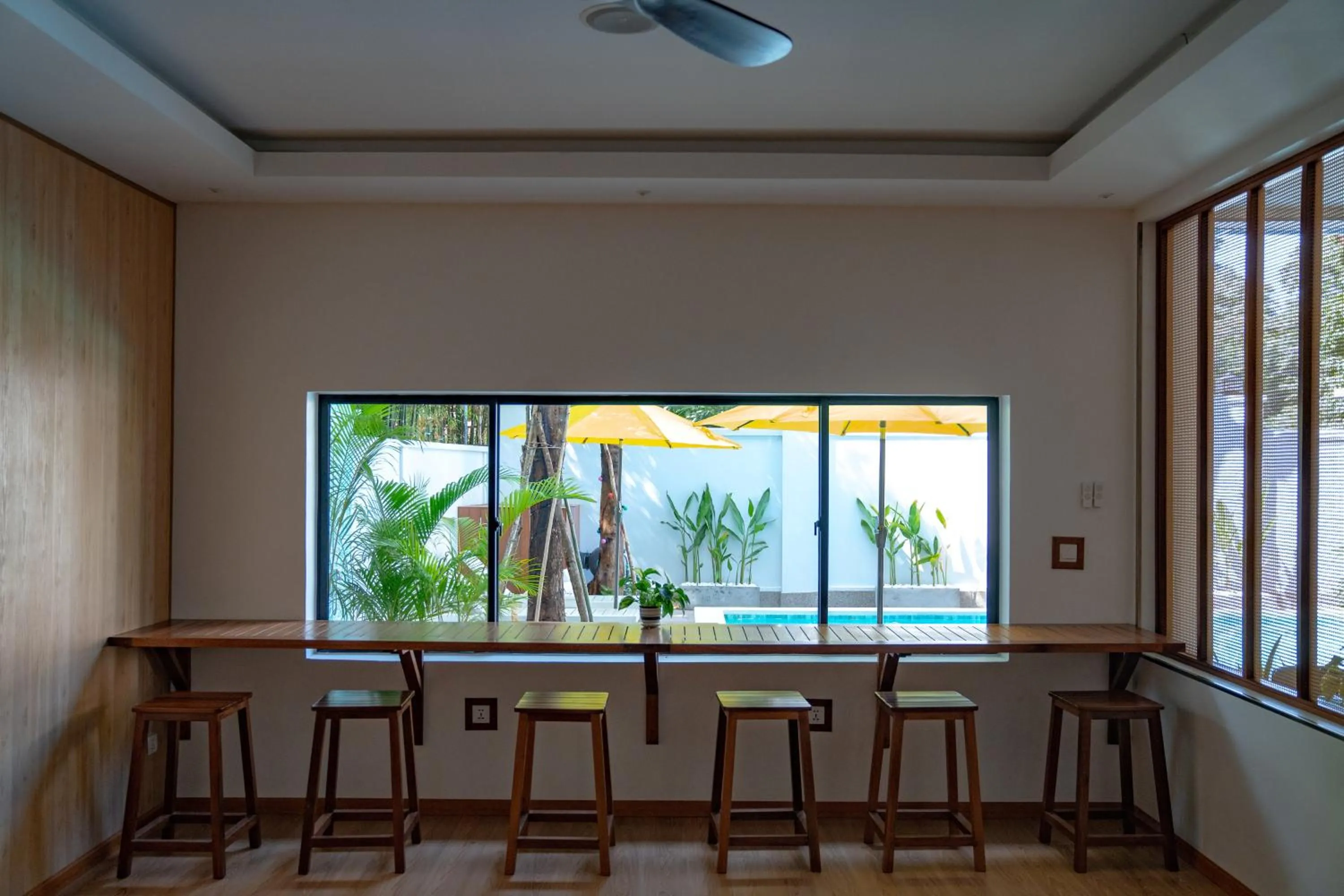 Restaurant/places to eat in Smile Boutique Hotel by EHM