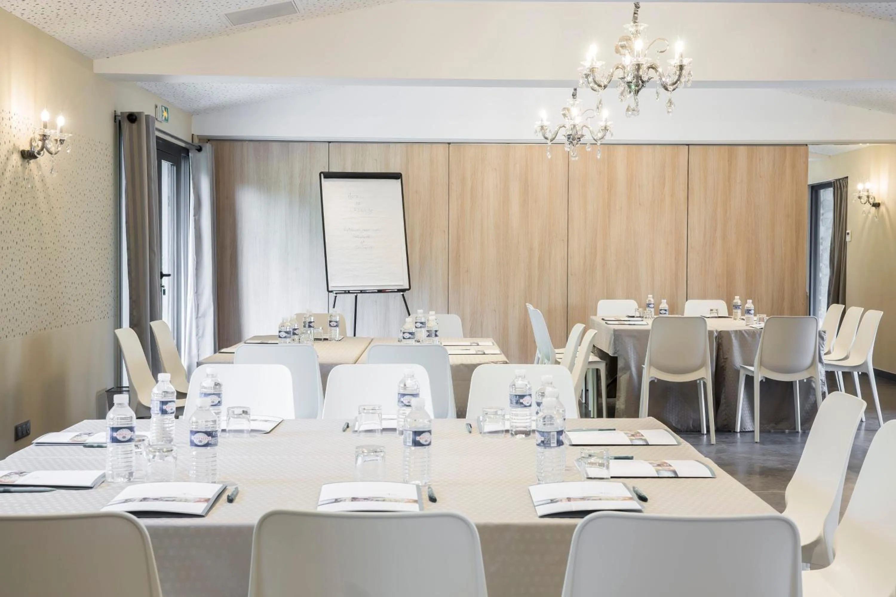 Business facilities in Hotel de L'Abbaye Le Tronchet - Handwritten Collection