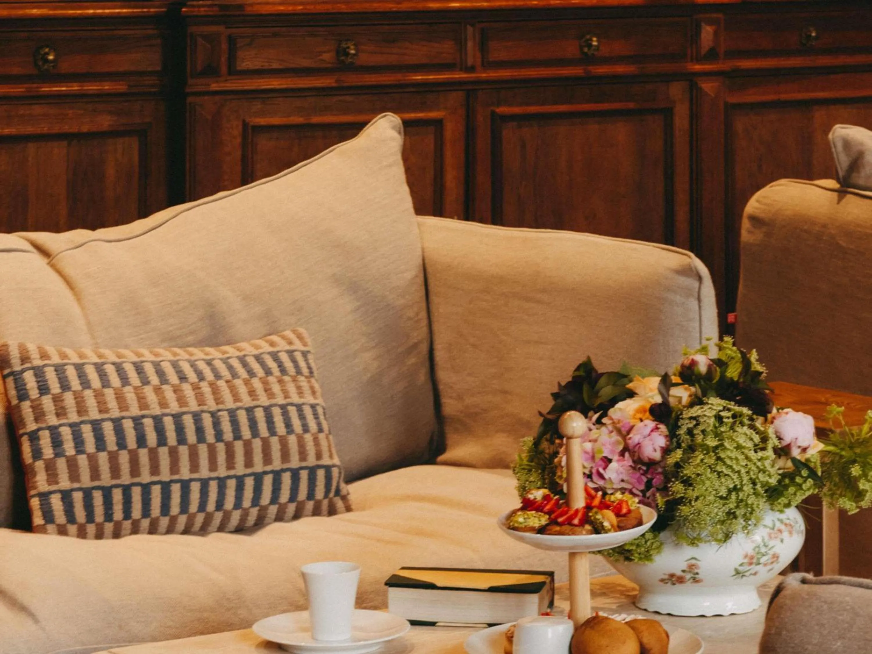 Meeting/conference room in Hotel de L'Abbaye Le Tronchet - Handwritten Collection
