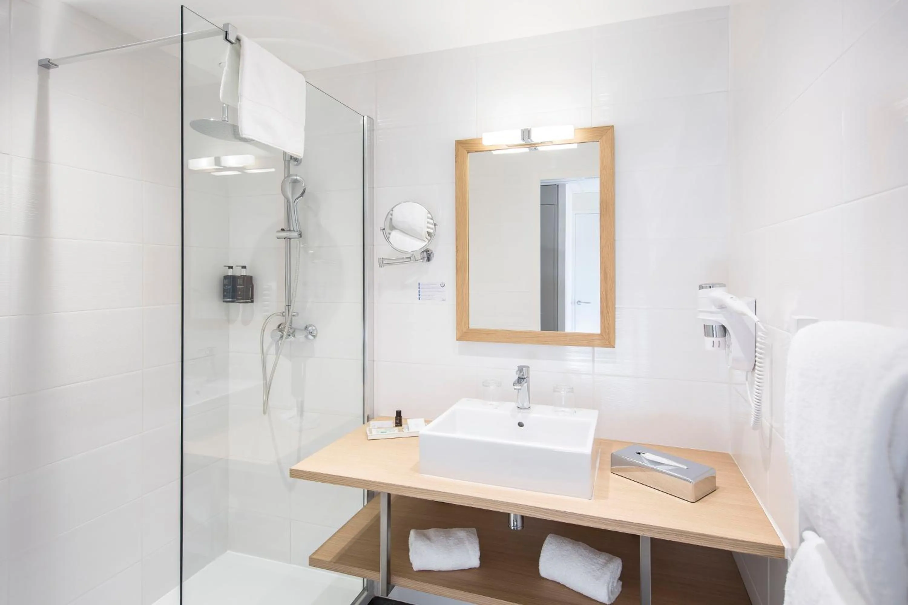 Shower in Hotel de L'Abbaye Le Tronchet - Handwritten Collection