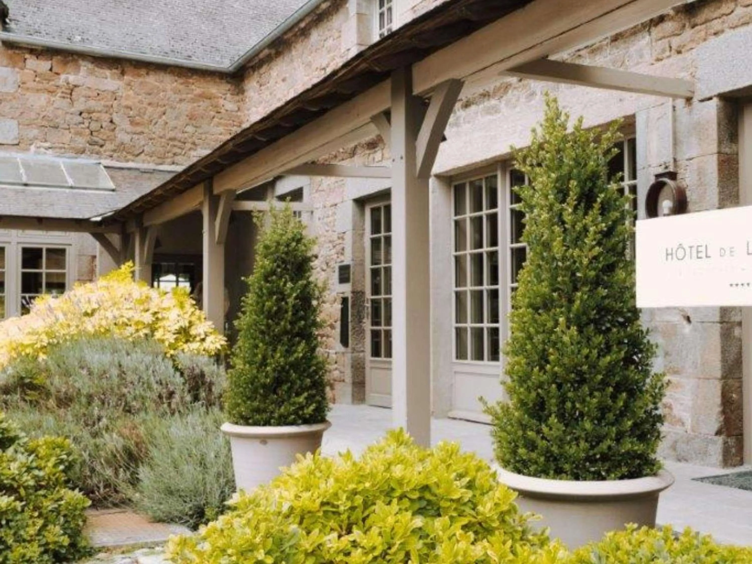 Property building in Hotel de L'Abbaye Le Tronchet - Handwritten Collection