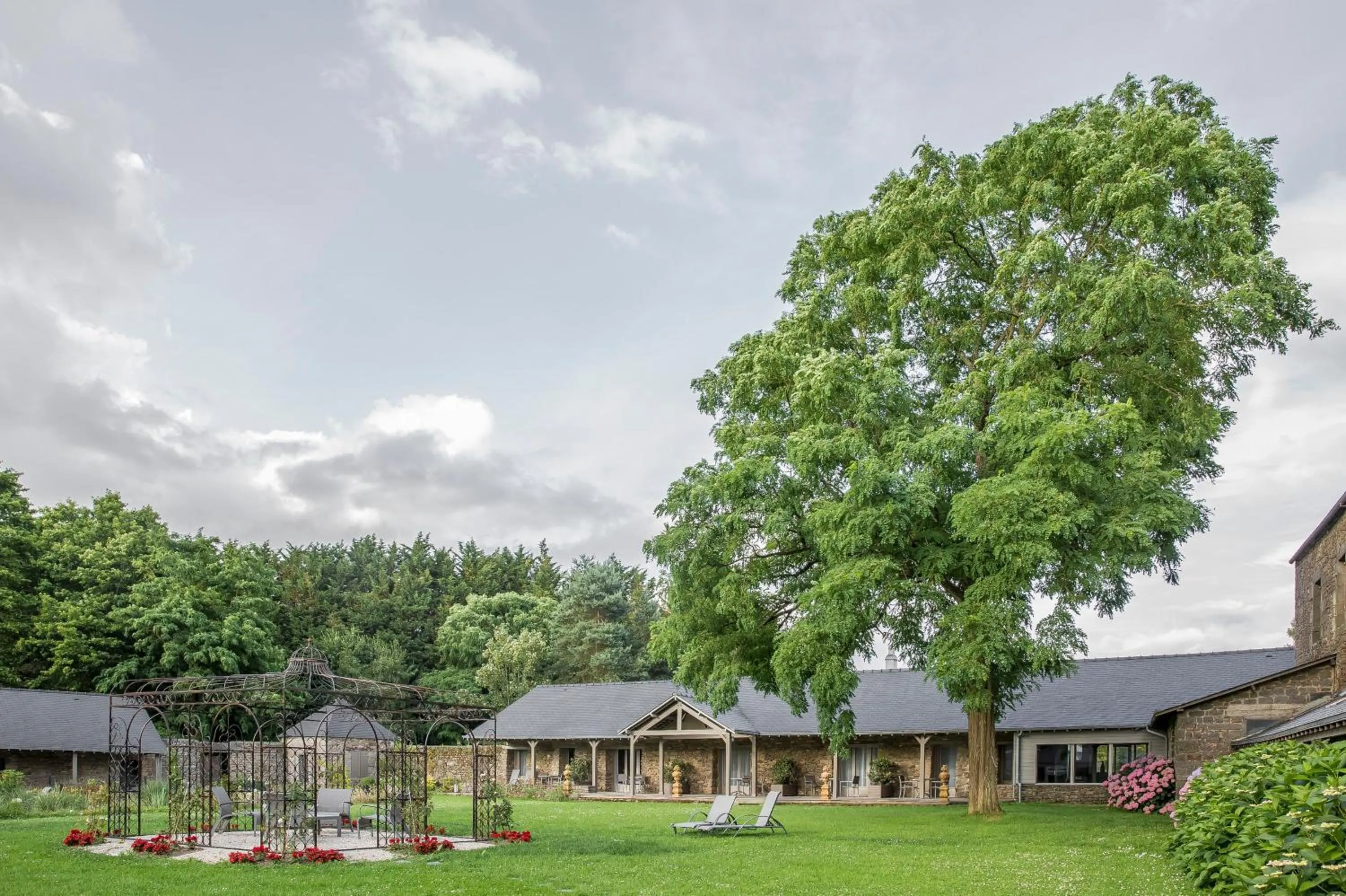 Garden in Hotel de L'Abbaye Le Tronchet - Handwritten Collection