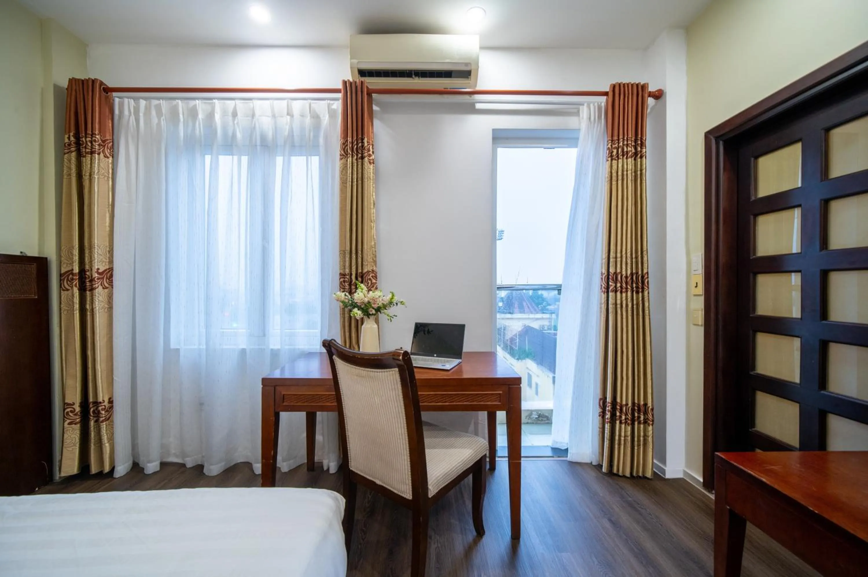 Bed in Shine Hue Hotel 2