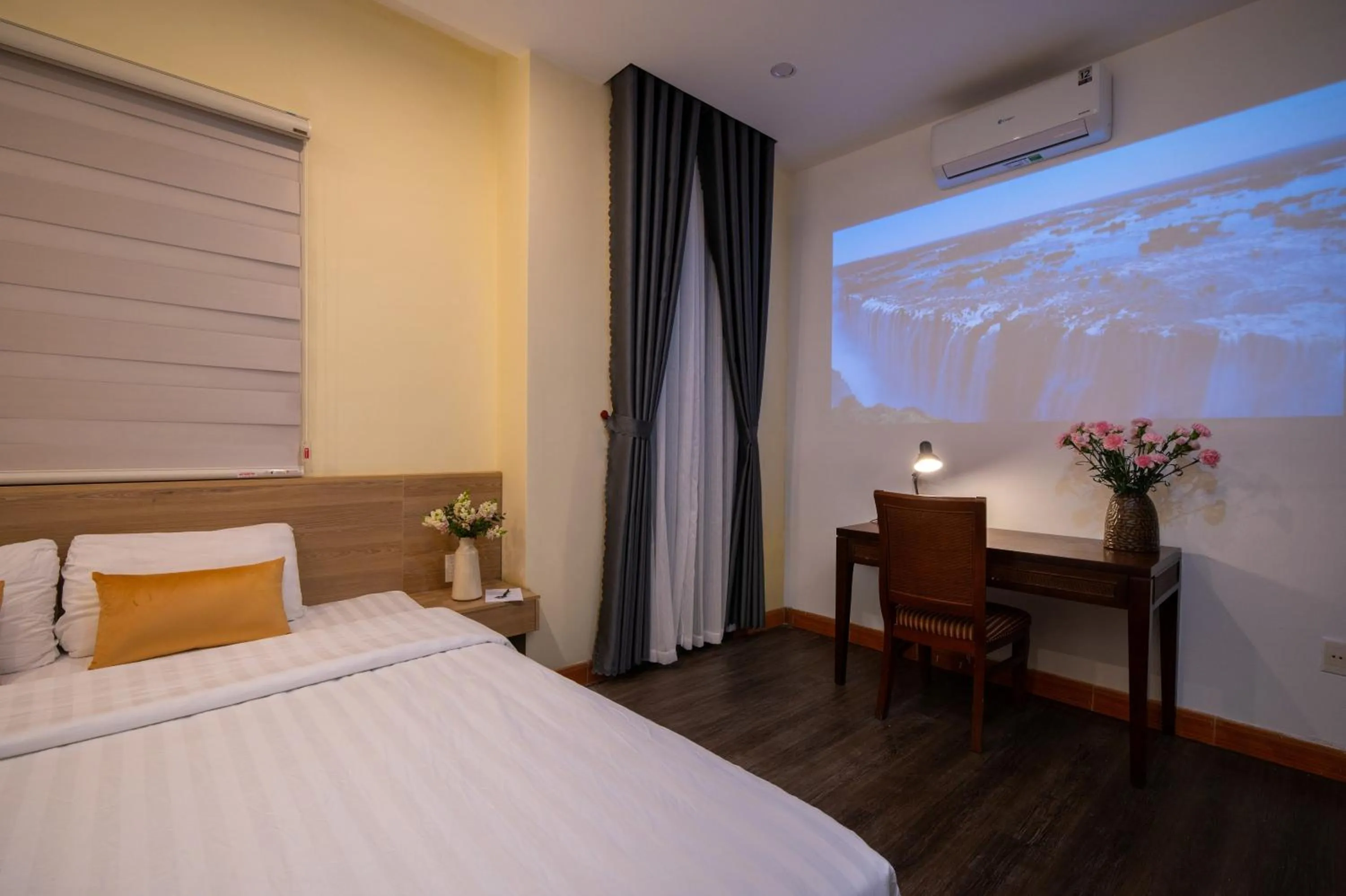 Bed in Shine Hue Hotel 2