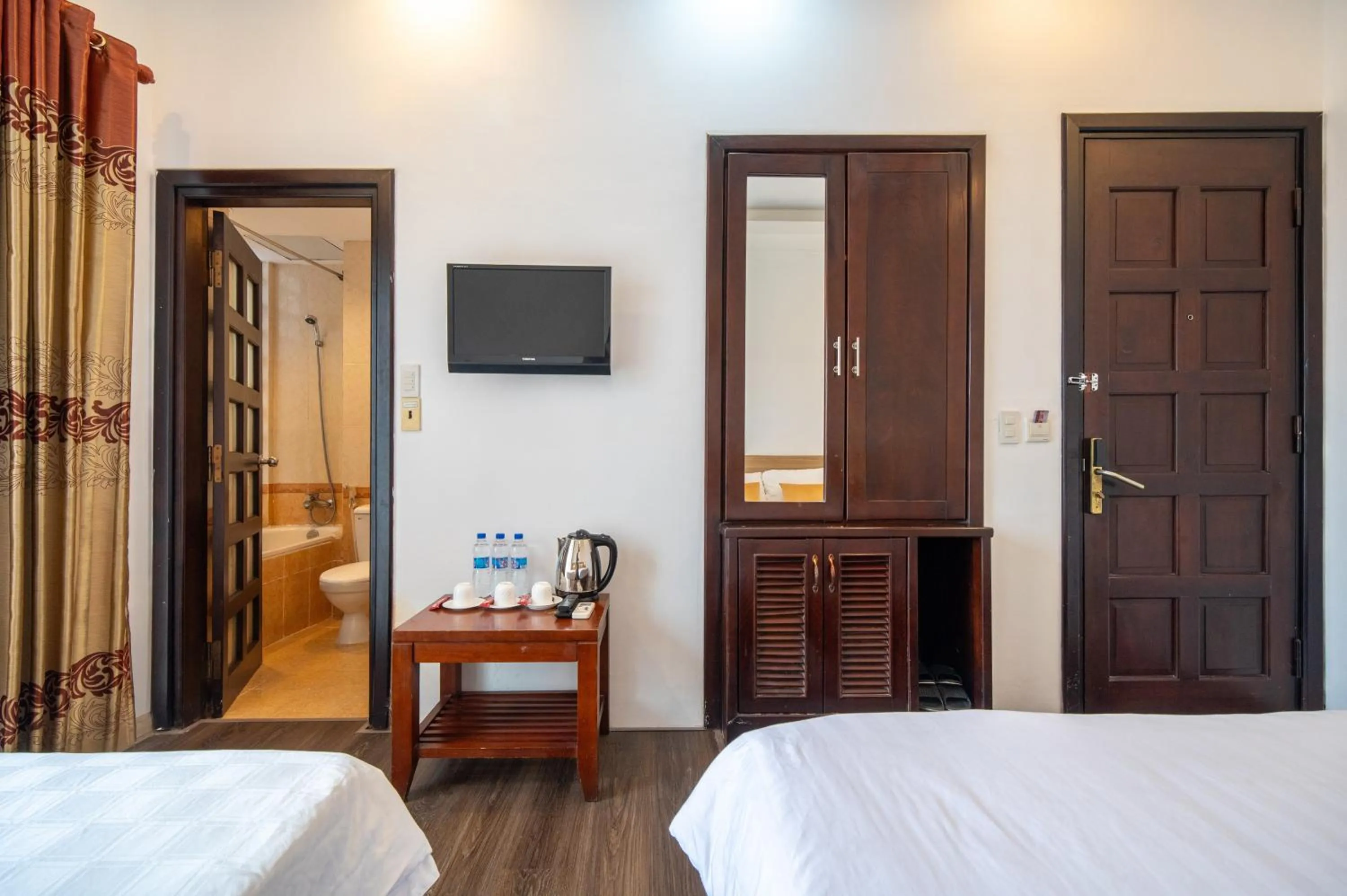 Communal lounge/ TV room, Bed in Shine Hue Hotel 2