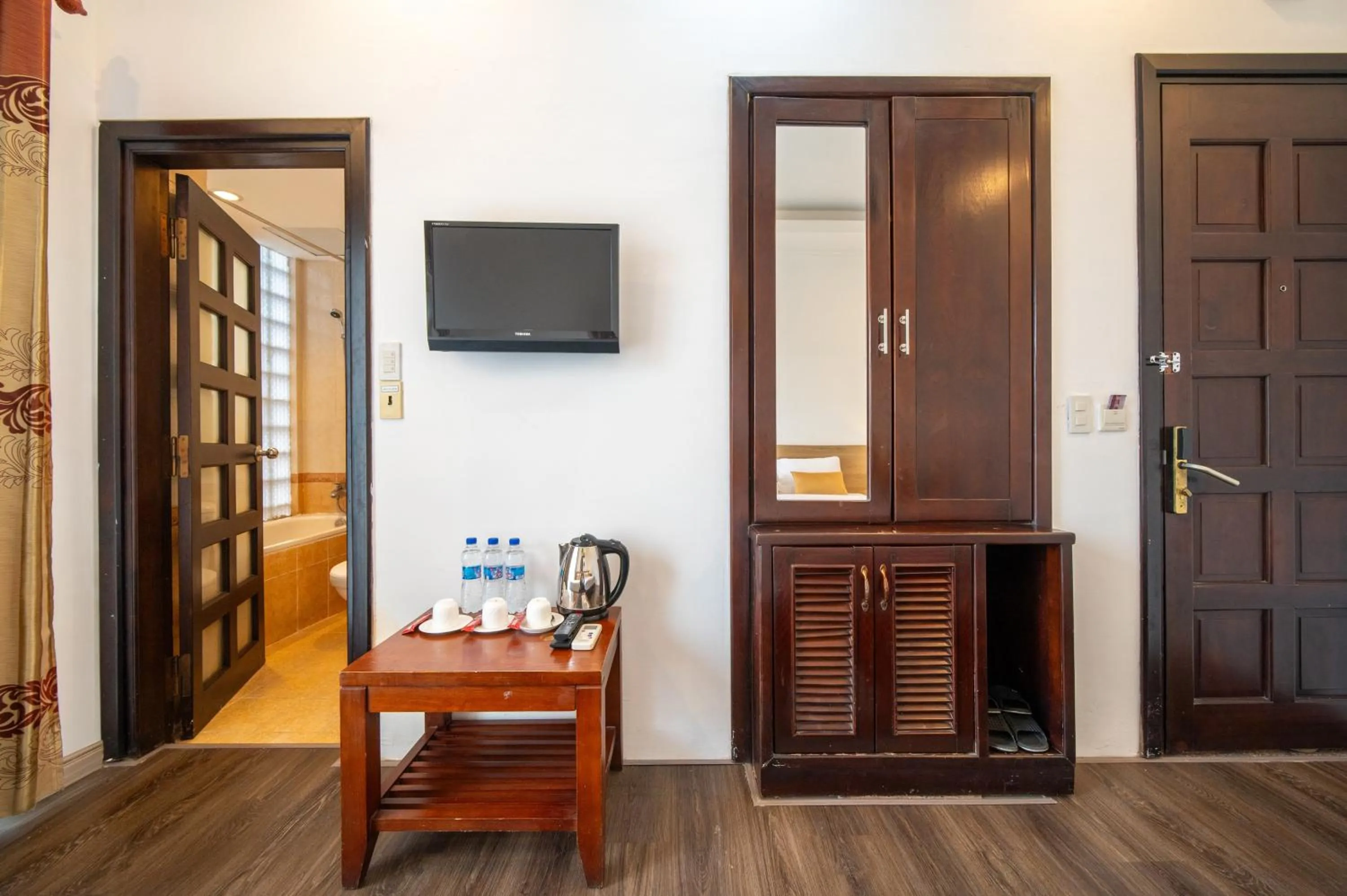 TV and multimedia in Shine Hue Hotel 2