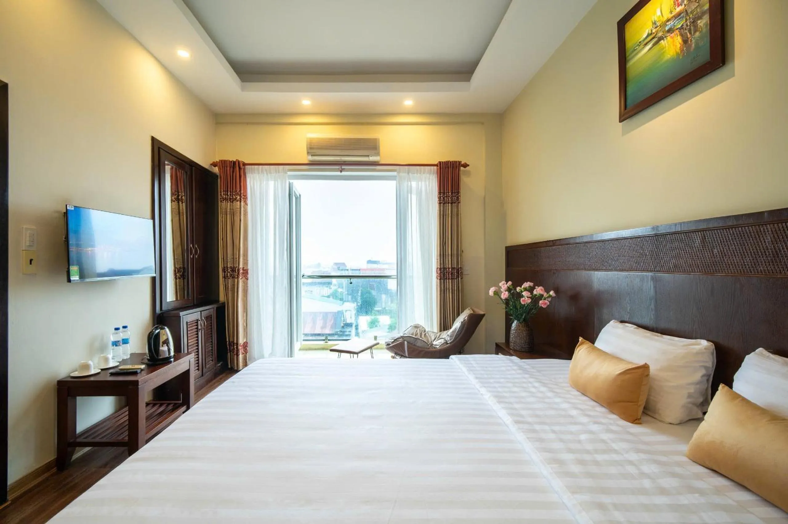 Bed in Shine Hue Hotel 2