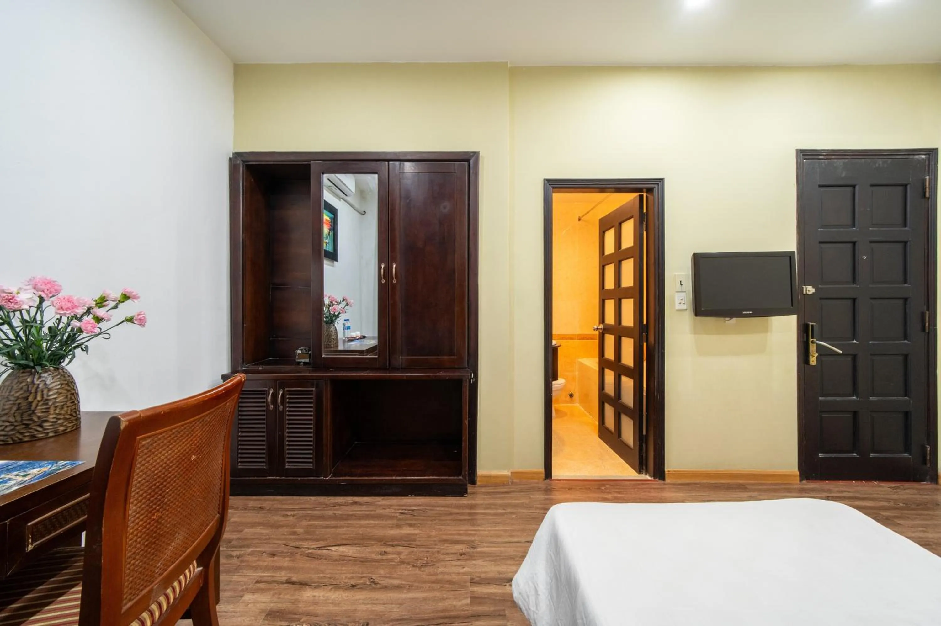 Bed in Shine Hue Hotel 2