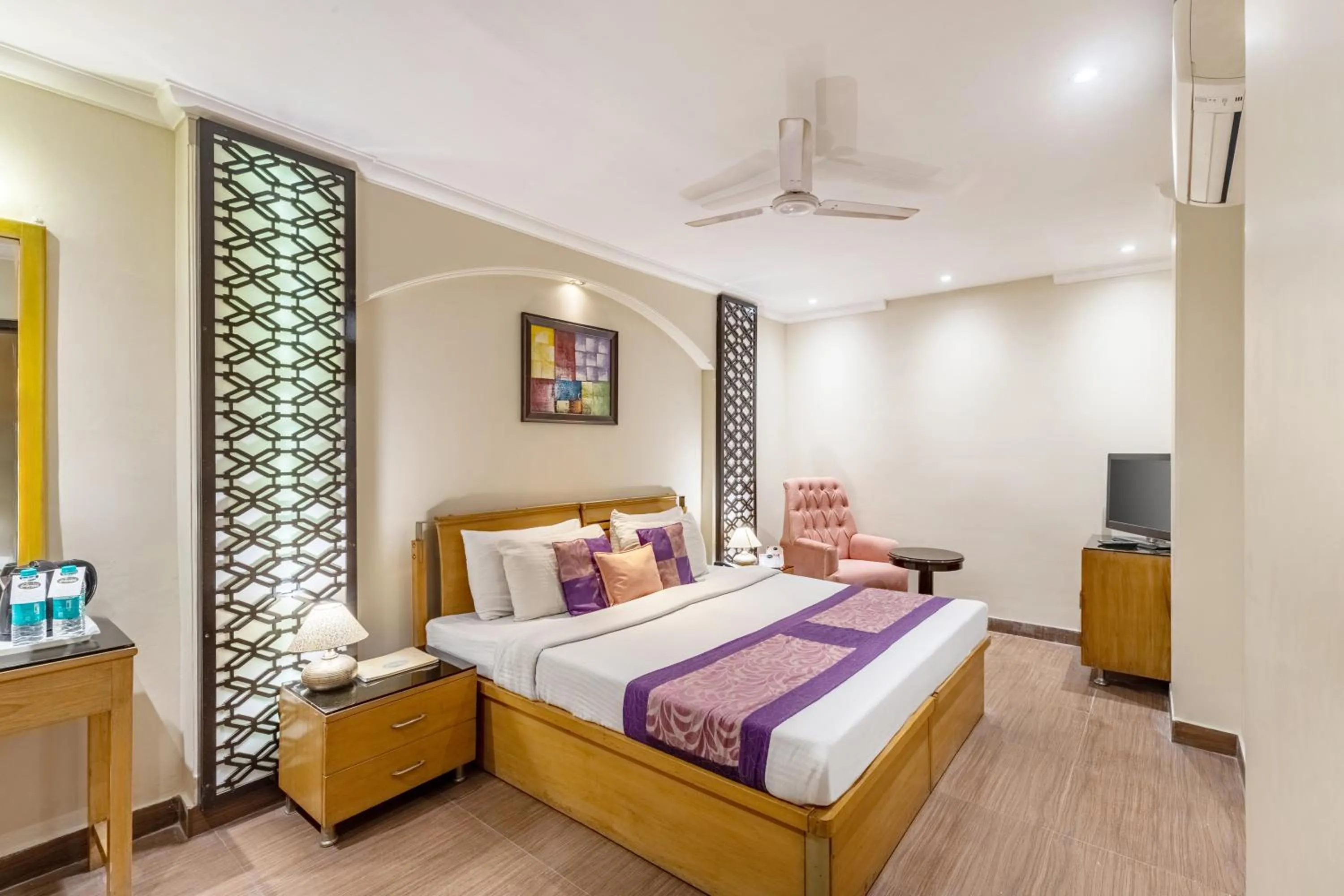 Bed in Alaya Stays Hotel Emperor Palms