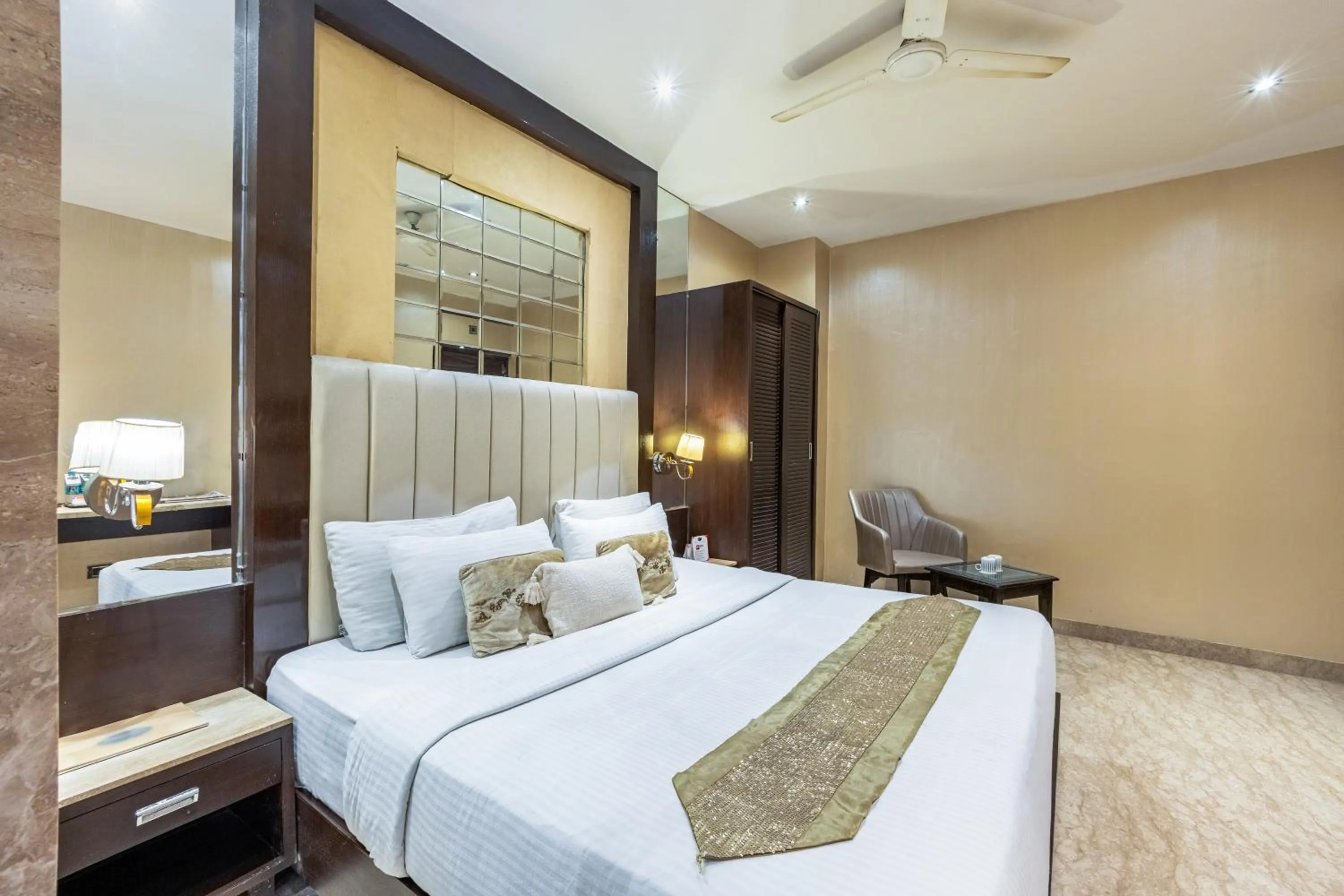 Bed in Alaya Stays Hotel Emperor Palms