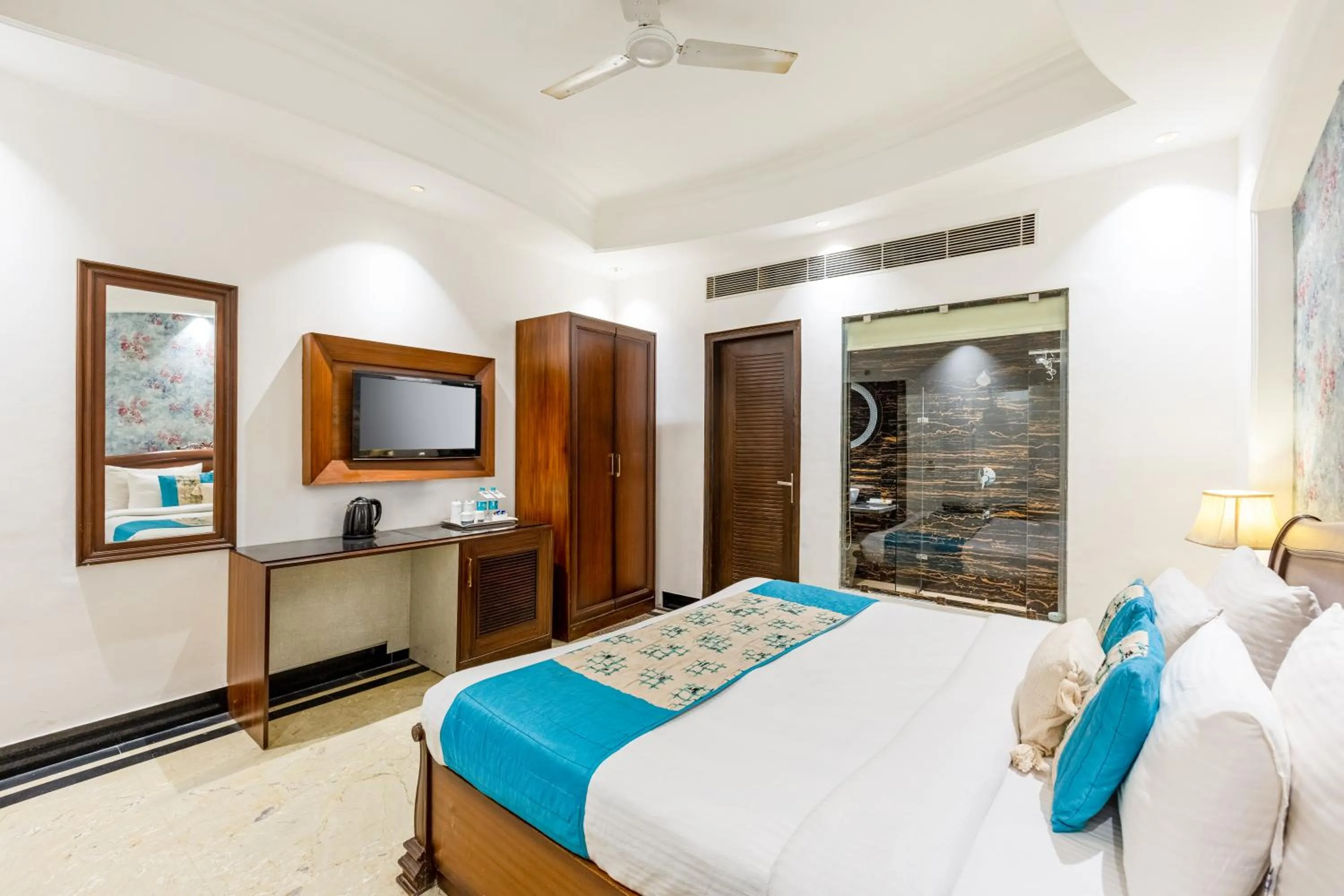 Bed in Alaya Stays Hotel Emperor Palms