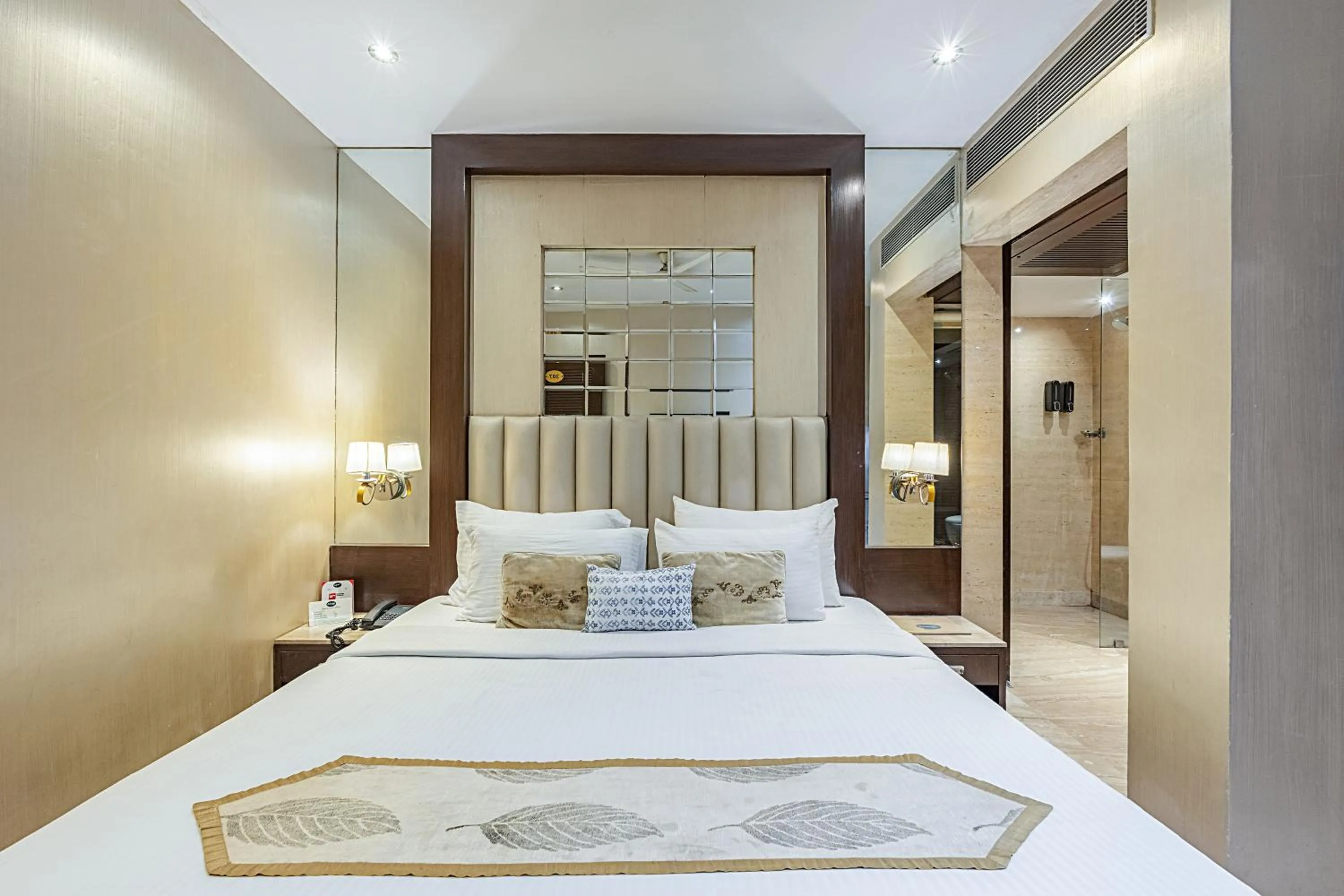 Bed in Alaya Stays Hotel Emperor Palms
