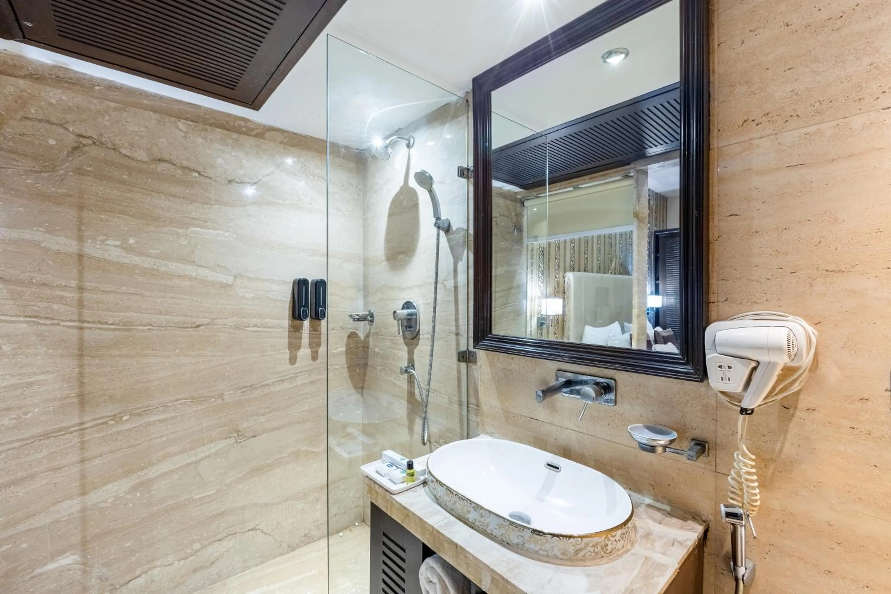 Shower in Alaya Stays Hotel Emperor Palms