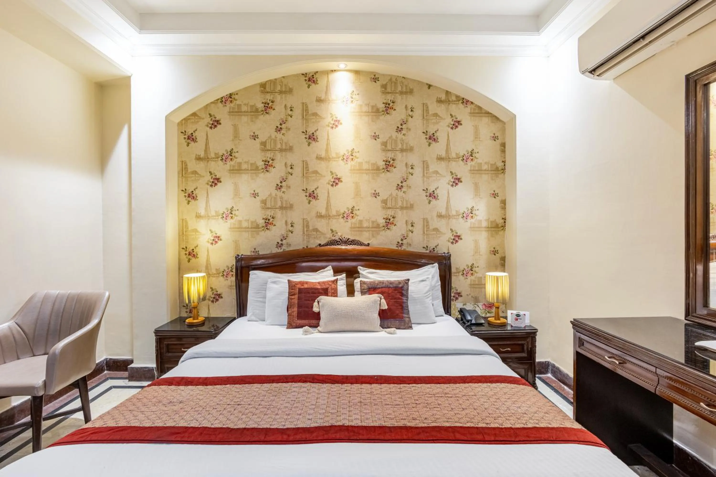 Bed in Alaya Stays Hotel Emperor Palms