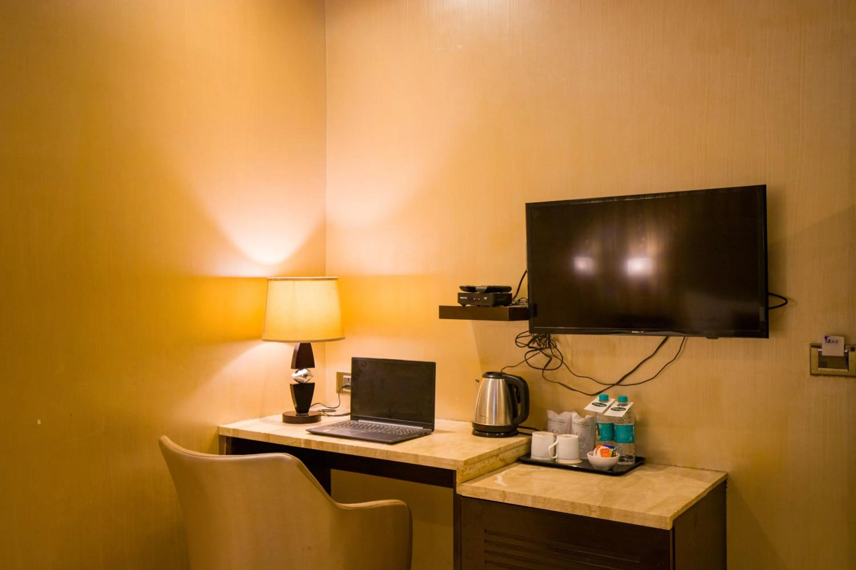 TV and multimedia in Alaya Stays Hotel Emperor Palms