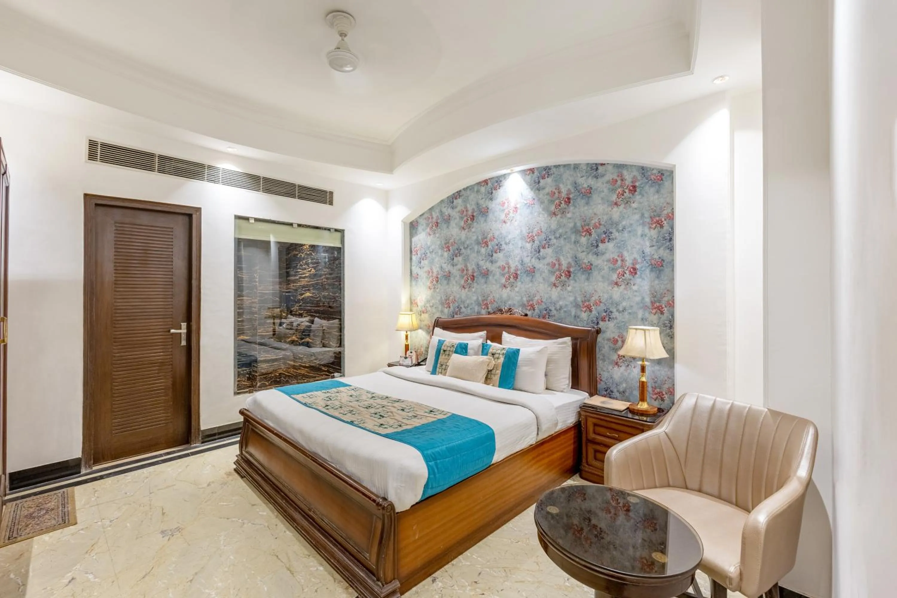 Bed in Alaya Stays Hotel Emperor Palms