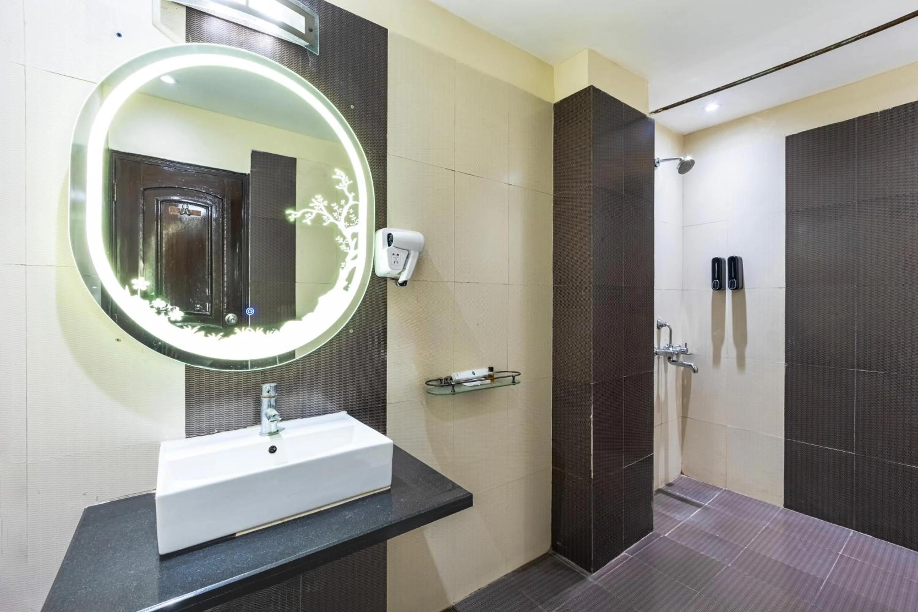 Shower in Alaya Stays Hotel Emperor Palms
